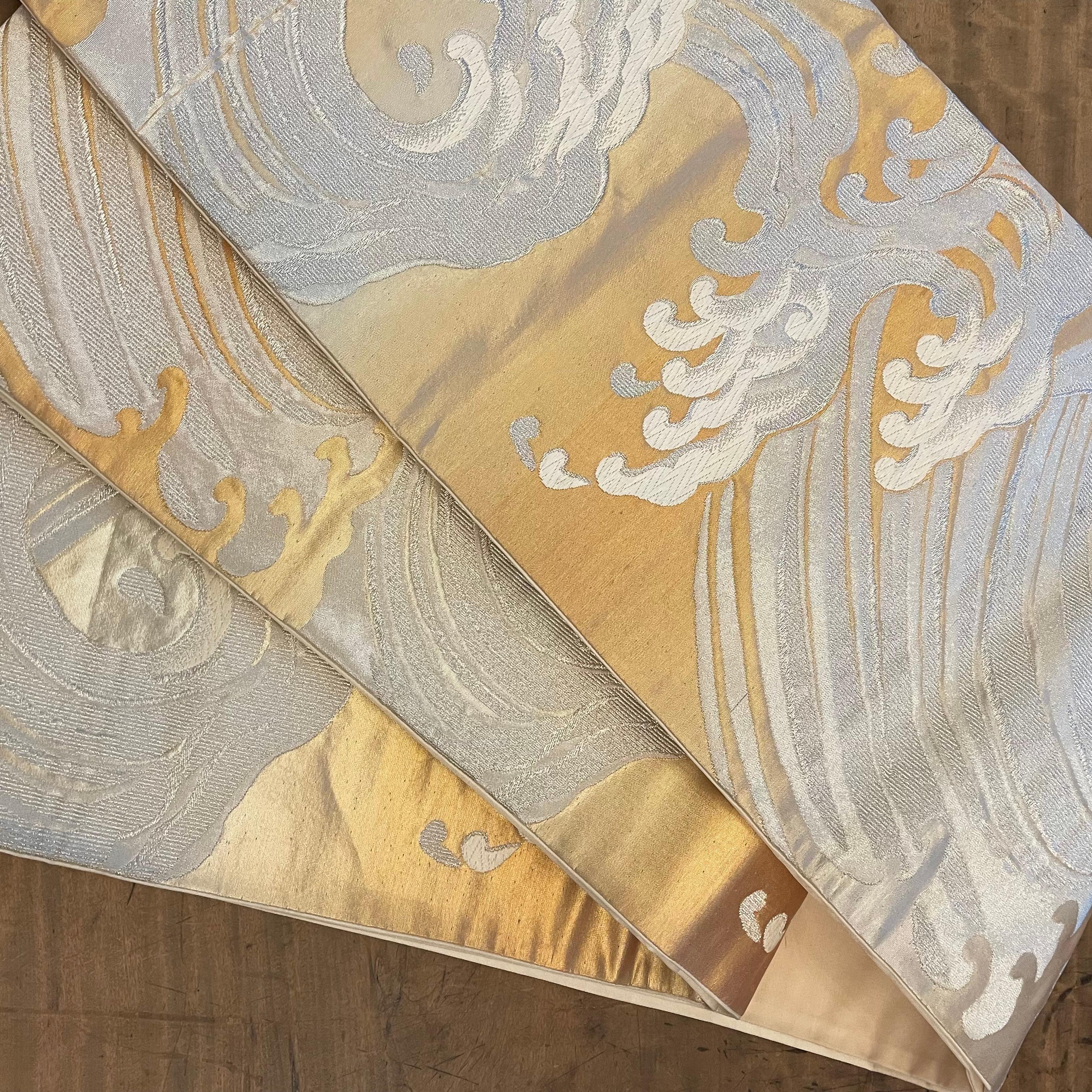 Japanischer Vintage Kimono Seidengürtel Obi Waves Gold und Silber 1960er Jahre (Showa) im Angebot