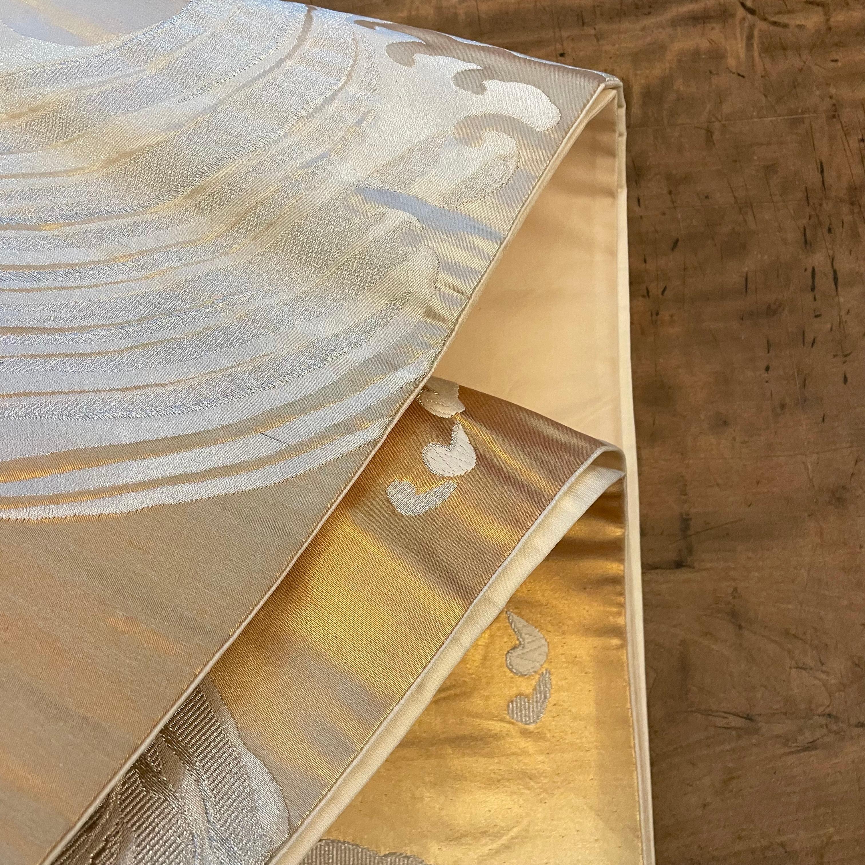 Japanischer Vintage Kimono Seidengürtel Obi Waves Gold und Silber 1960er Jahre (Handgefertigt) im Angebot