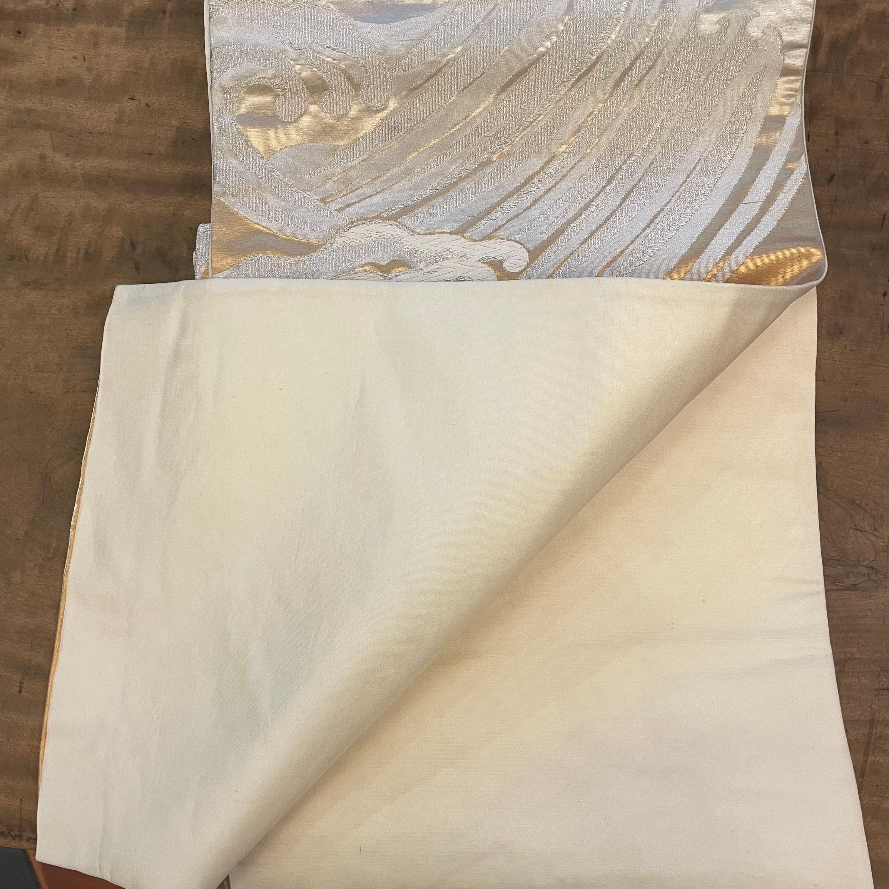 Japanischer Vintage Kimono Seidengürtel Obi Waves Gold und Silber 1960er Jahre im Zustand „Gut“ im Angebot in Paris, FR