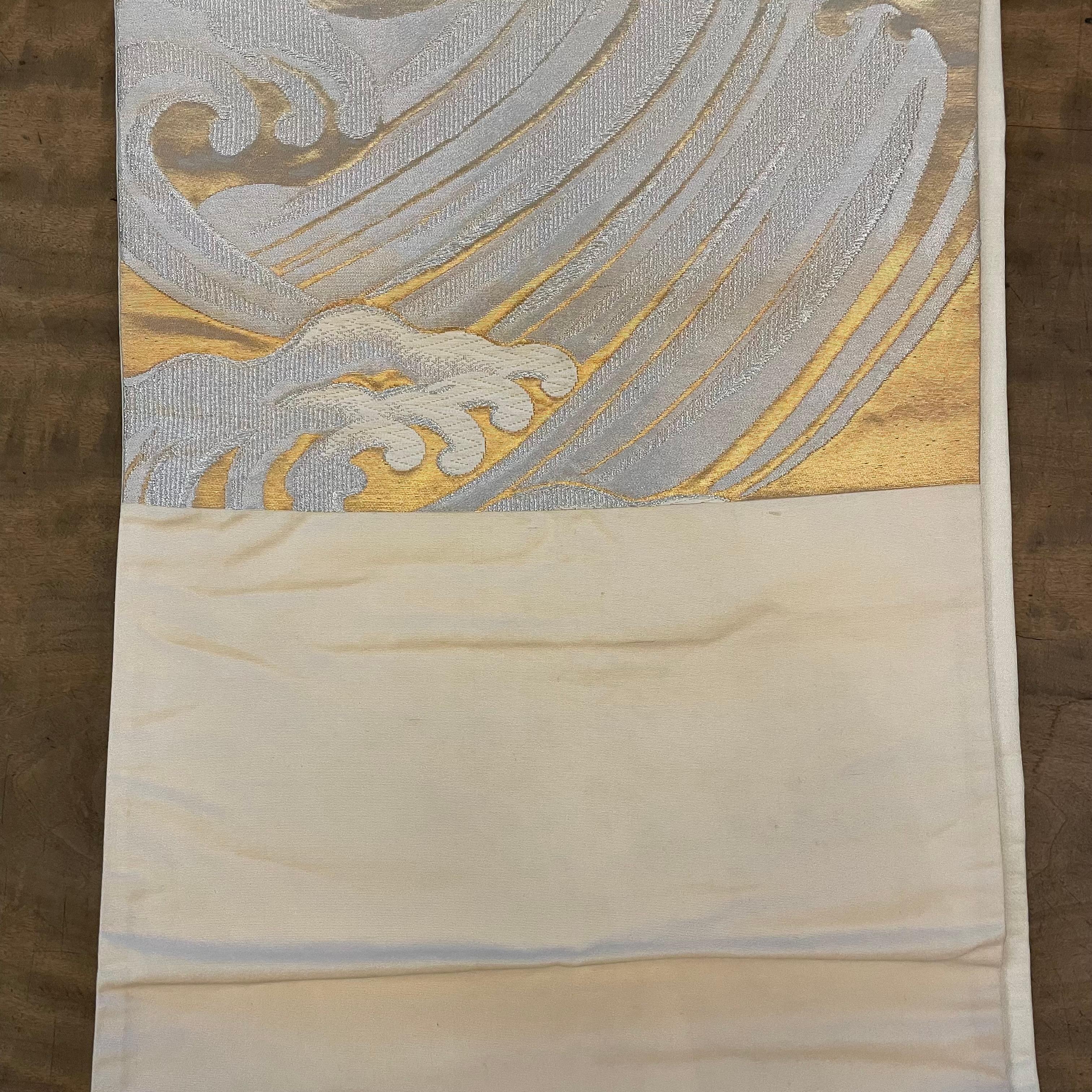 Japanischer Vintage Kimono Seidengürtel Obi Waves Gold und Silber 1960er Jahre (Mitte des 20. Jahrhunderts) im Angebot