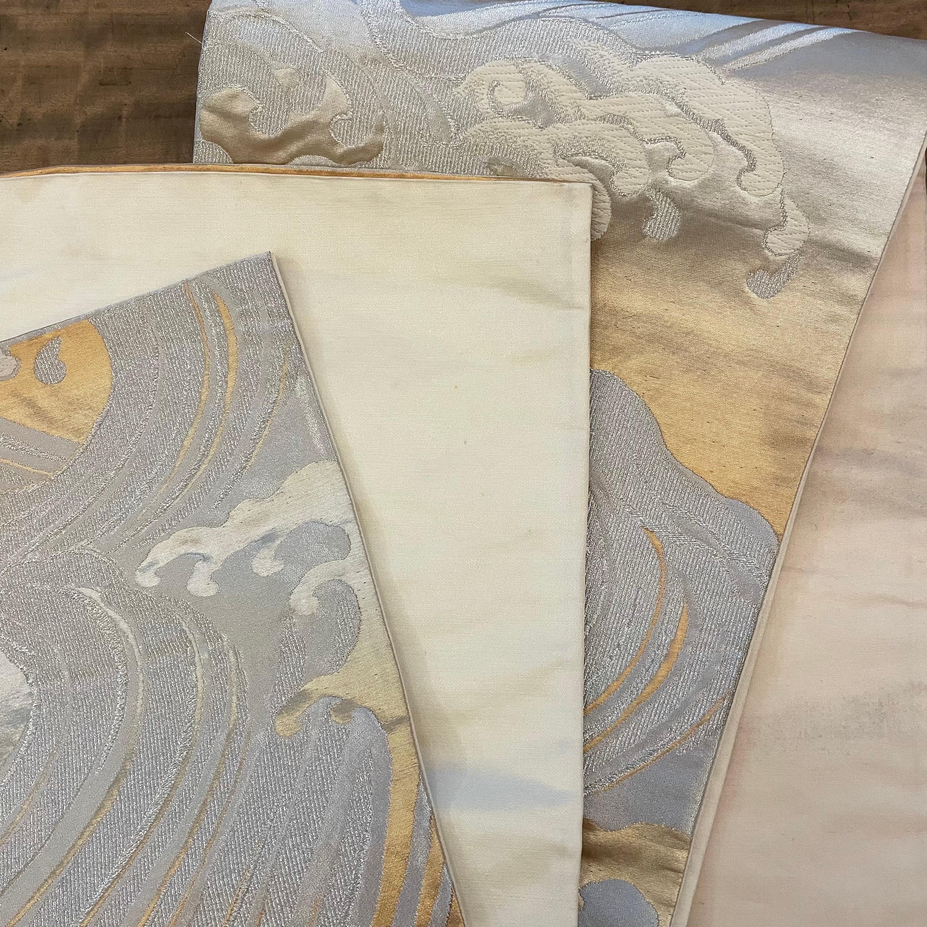 Japanischer Vintage Kimono Seidengürtel Obi Waves Gold und Silber 1960er Jahre im Angebot 2