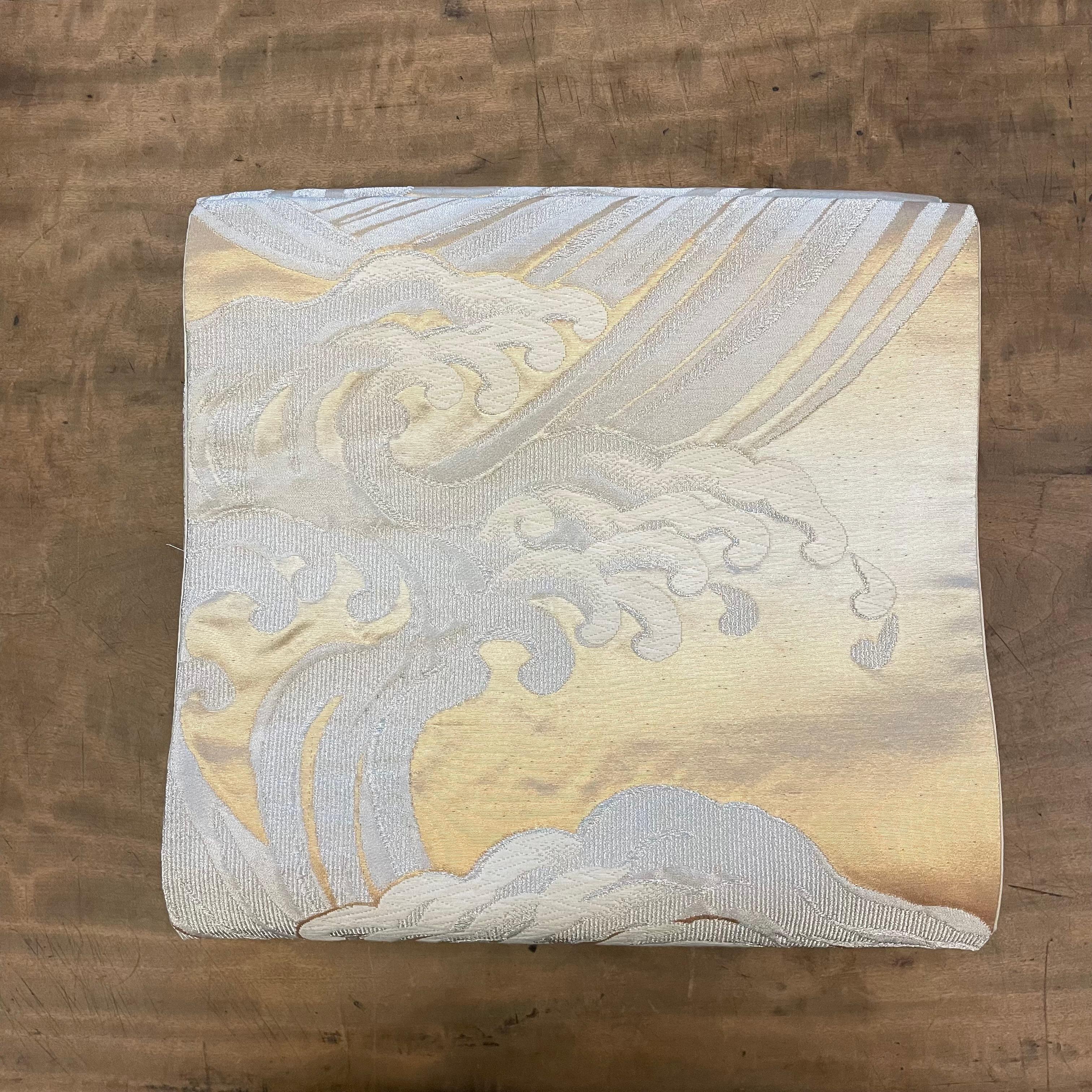 Japanischer Vintage Kimono Seidengürtel Obi Waves Gold und Silber 1960er Jahre im Angebot 3