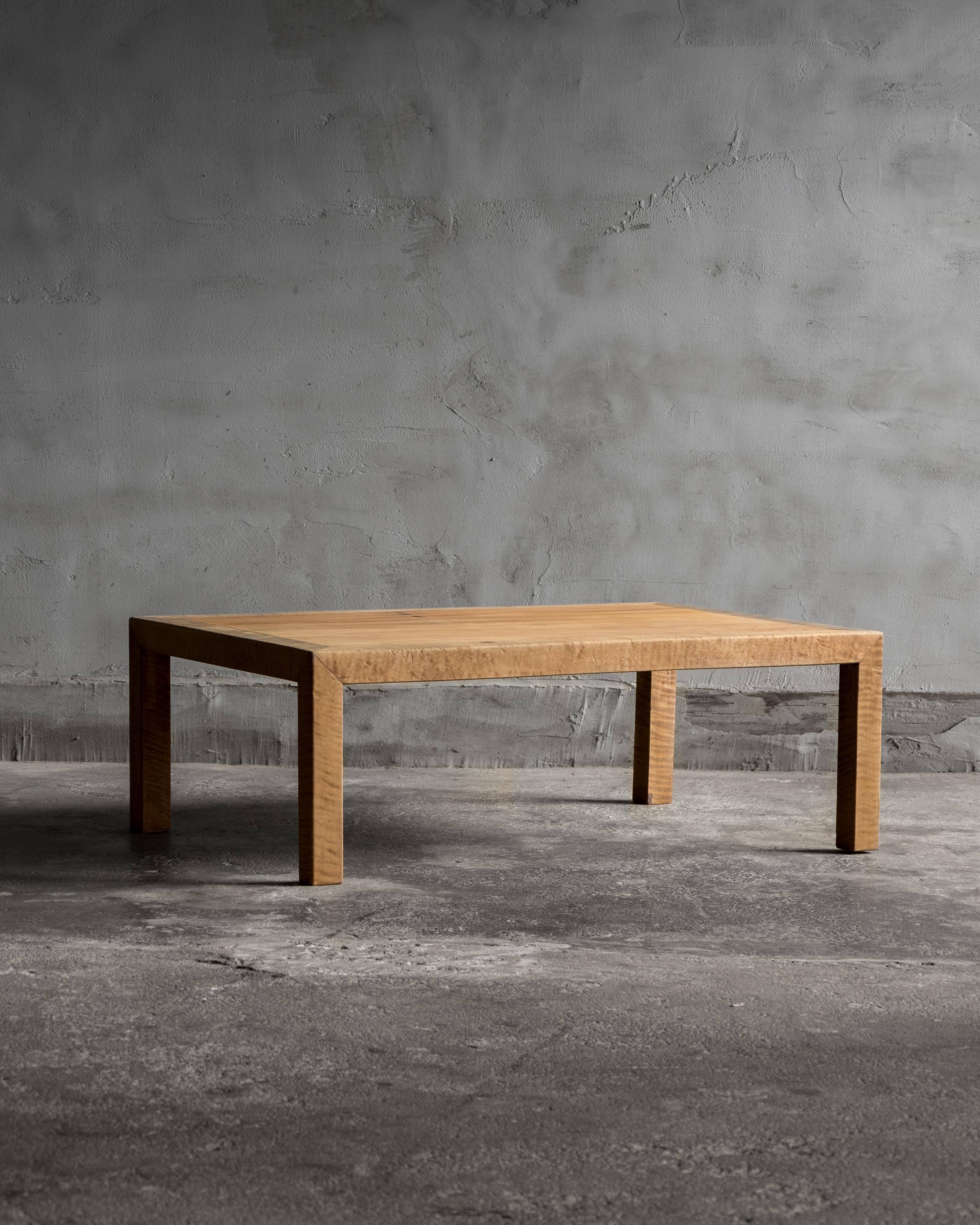 Cette table basse japonaise vintage (zataku) a été fabriquée au début de la période Showa (1926-).
Le plateau est en keyaki (zelkova japonais), tandis que les pieds et le cadre qui l'entoure sont en érable (kaede) - une association chaleureuse et