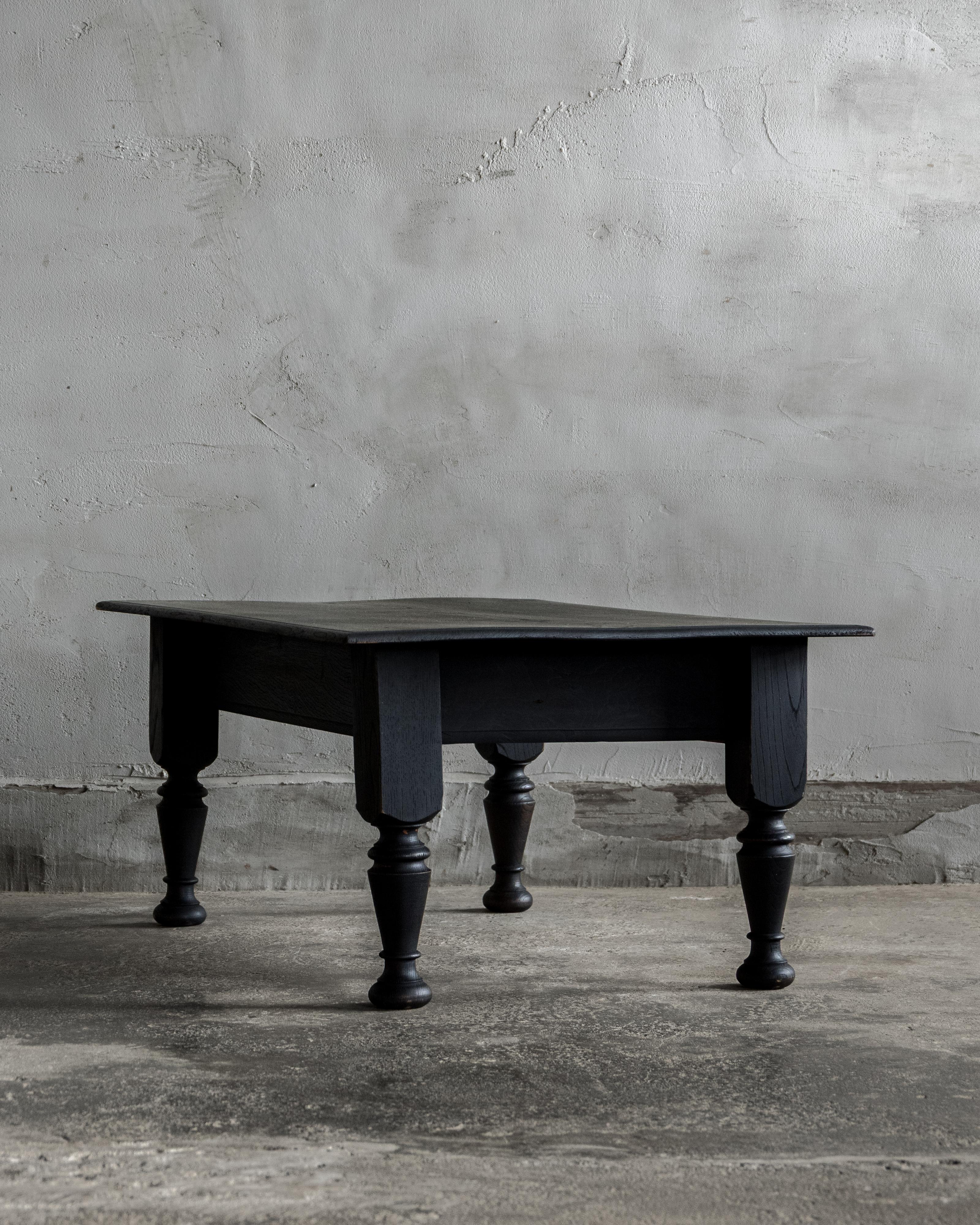 Japanischer Vintage-Tisch (Fuzukue), schwarzes Finish, frühe Showa-Periode (1926-) (Holz) im Angebot