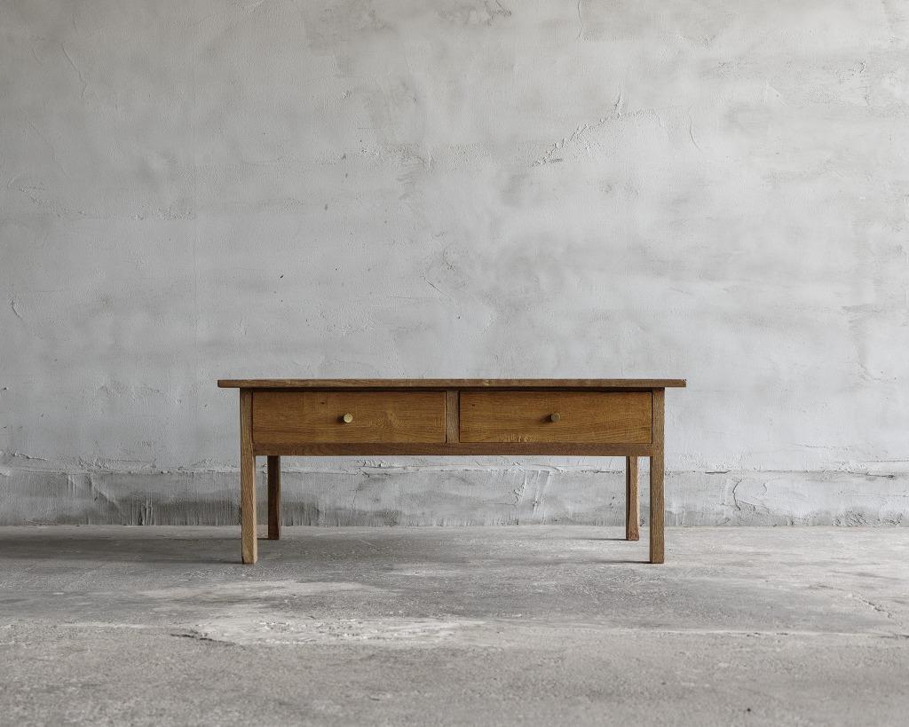 This vintage low table was crafted in the Mid Showa Period (1926-).

This Japanese vintage low table is crafted from chestnut wood, exuding a beautiful antique charm with its deep color tone. Its straight and simple design emits an elegant