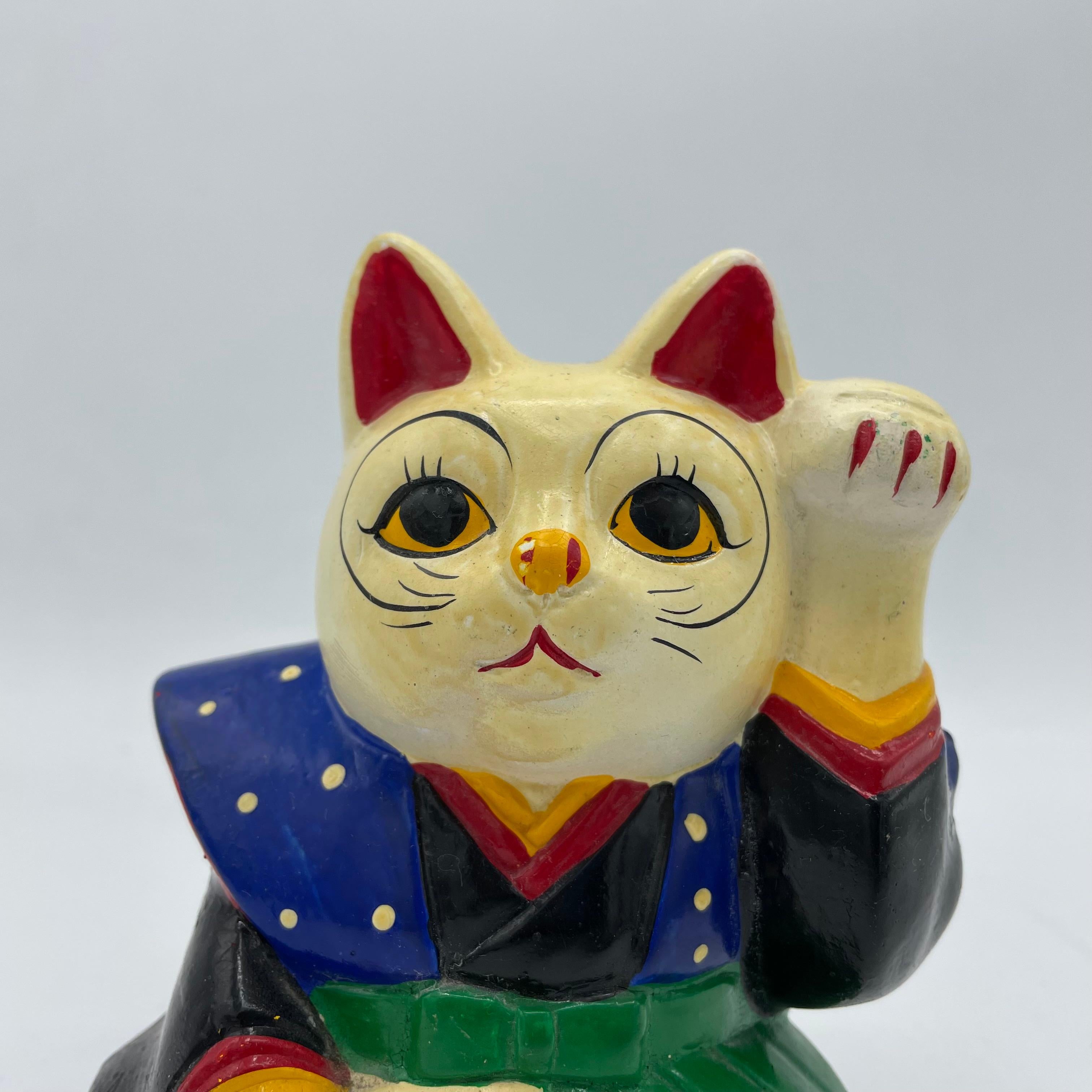 Dies ist ein Vintage-Sparschwein von manekineko Katze. Es ist mit Keramik gemacht und es wurde um 1970er Jahre in Showa-Ära gemacht.

DImensionen. 
10 x 6,5 x H12,5 cm

Das Maneki-Neko ist eine japanische Figur, von der man glaubt, dass sie dem