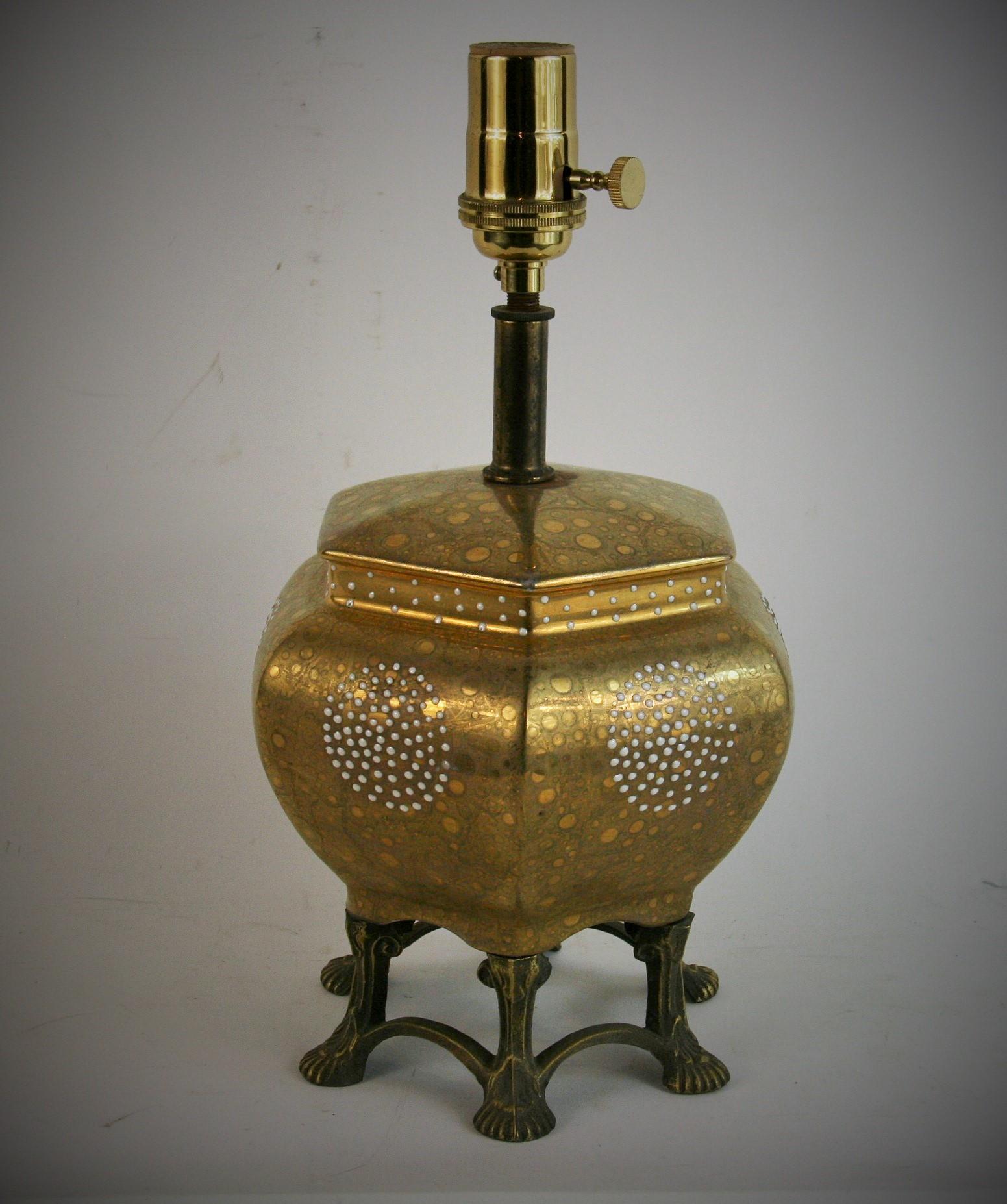 1596  Milieu du siècle  lampe en porcelaine avec des cercles de moriage et une base en métal.
Rewired 
Fonctionne avec une ampoule de 60 watts de type Edison