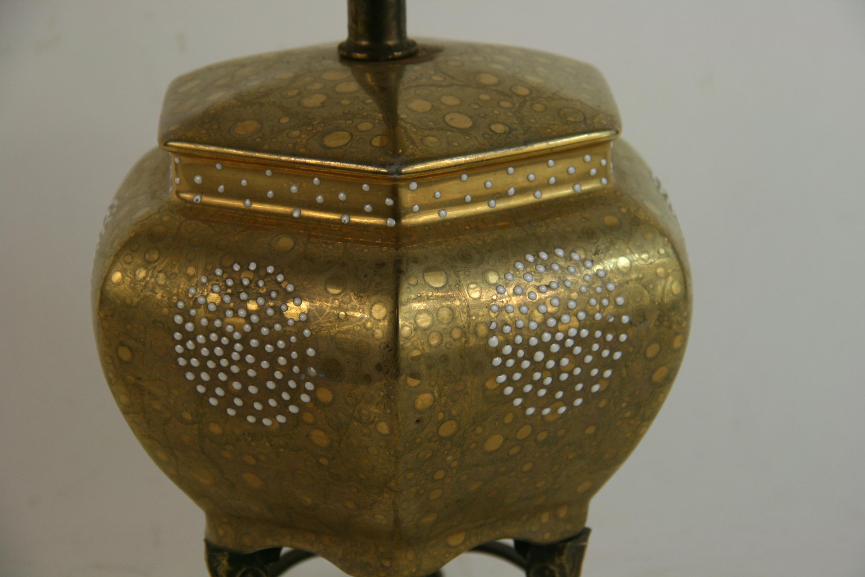 Vintage japonais du milieu du siècle  Lampe en porcelaine décorée Moriage Bon état - En vente à Douglas Manor, NY