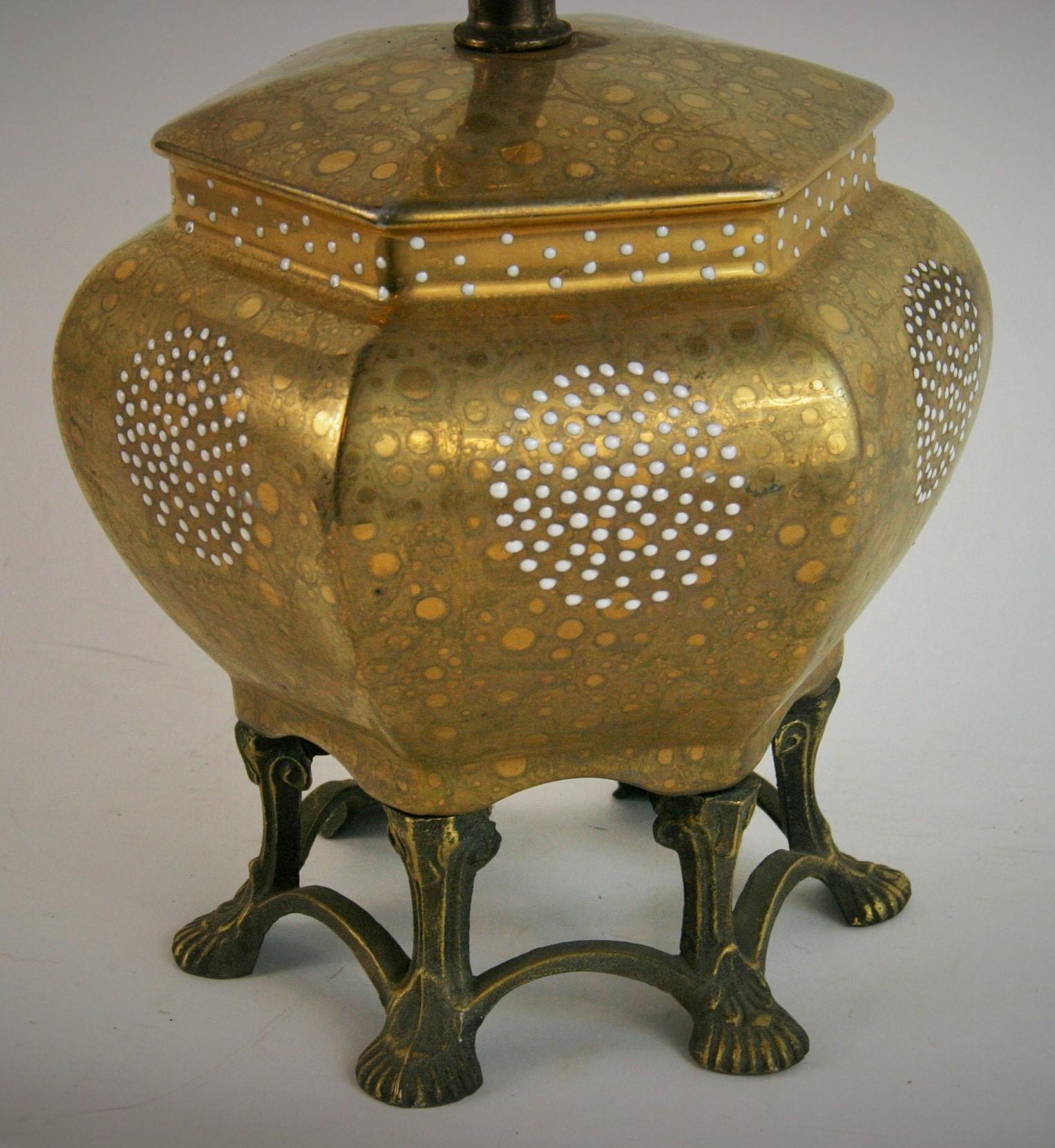 Porcelaine Vintage japonais du milieu du siècle  Lampe en porcelaine décorée Moriage en vente