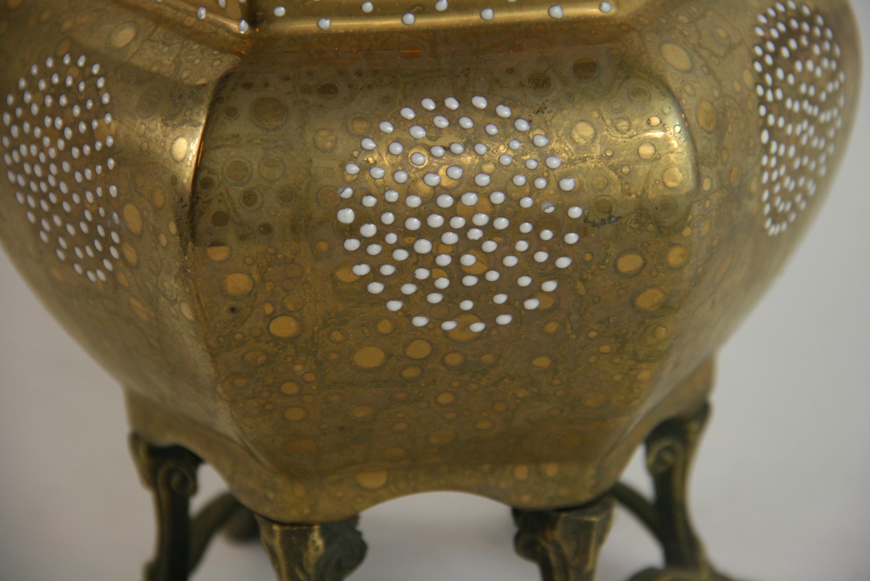 Vintage japonais du milieu du siècle  Lampe en porcelaine décorée Moriage en vente 1