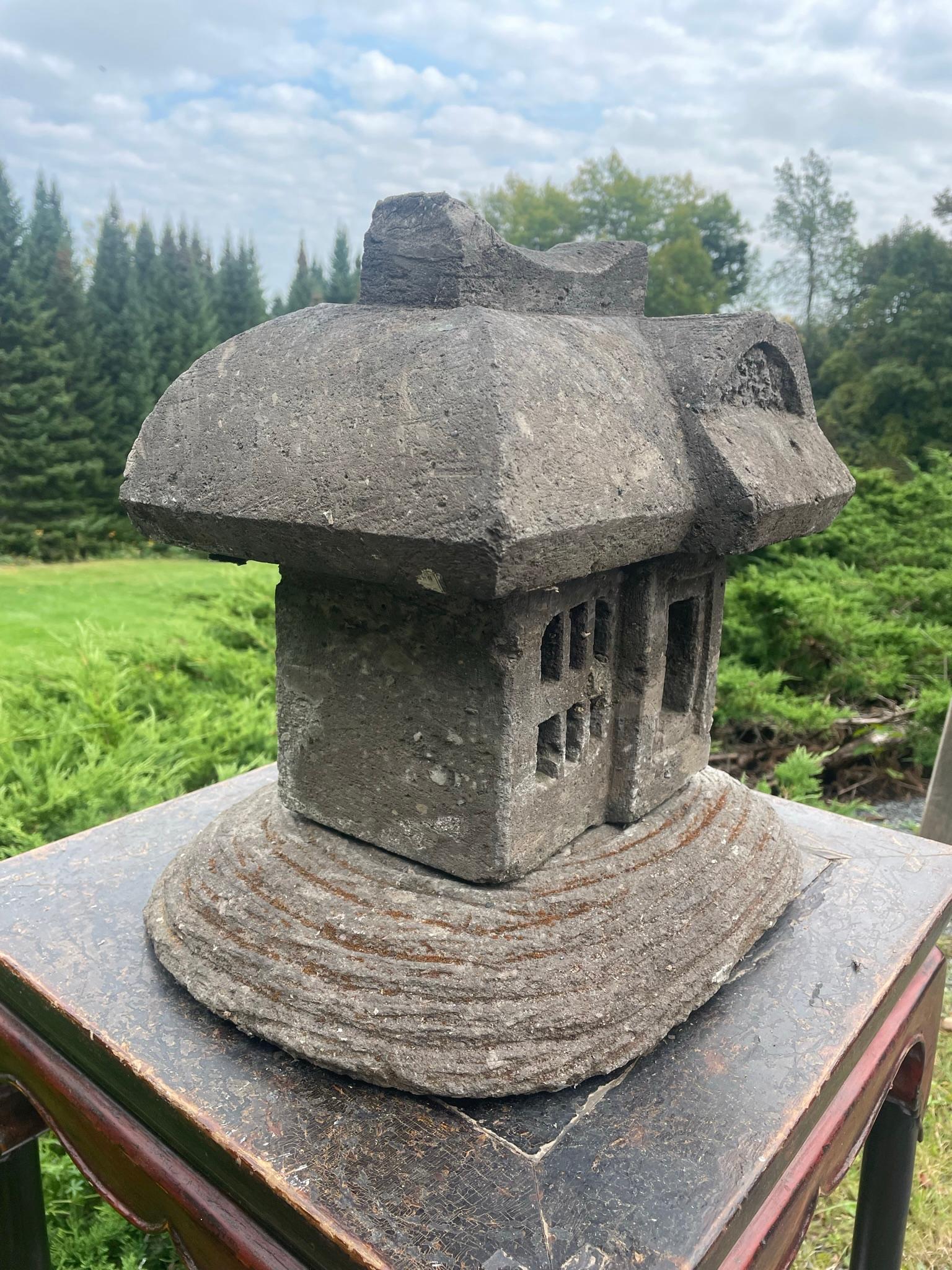 Sculpté à la main Lanterne de jardin japonaise ancienne en pierre en vente