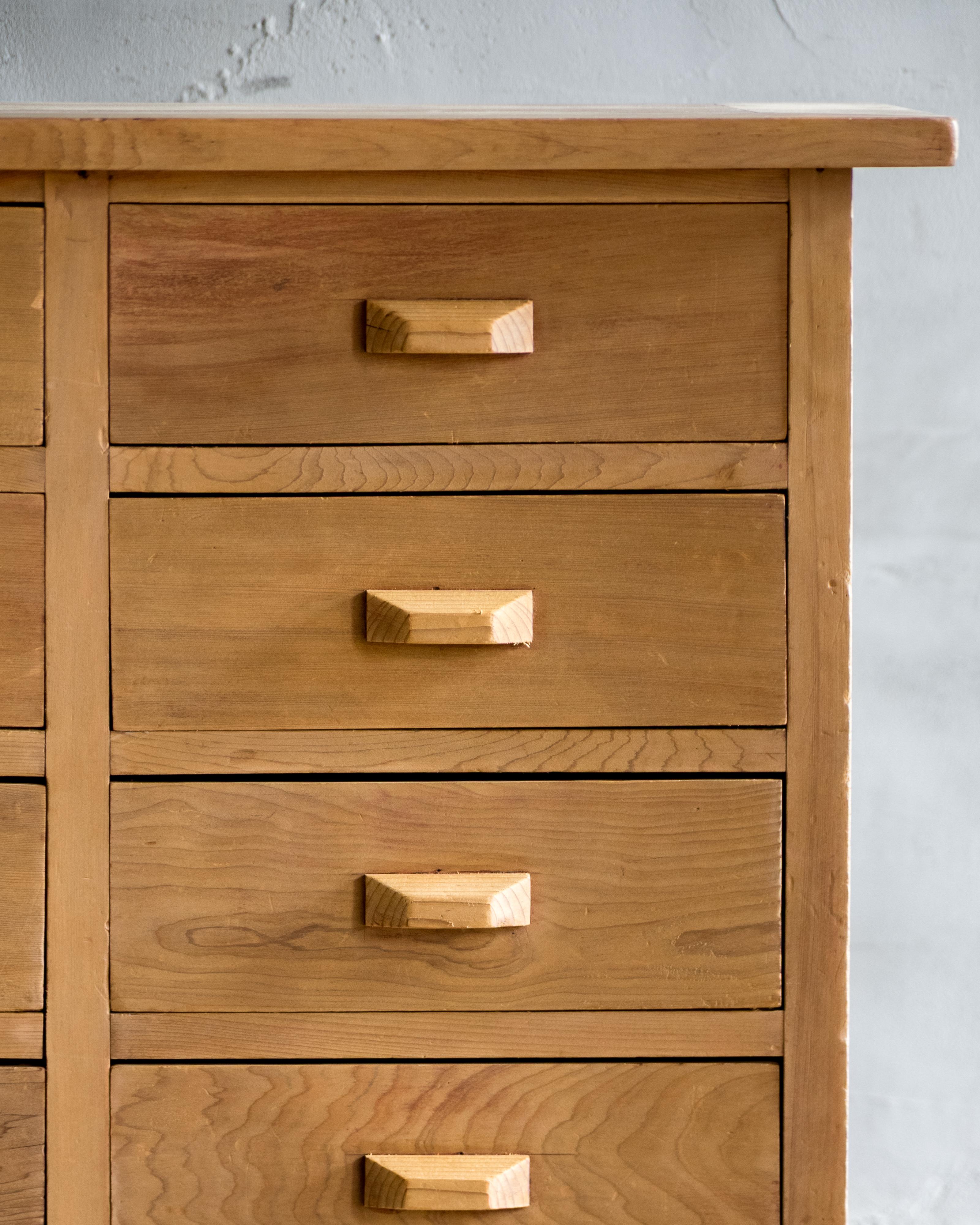 Legno Cassettiera d'epoca giapponese a più cassetti (10 cassetti), primo periodo Showa (1926-) in vendita