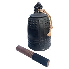 Vieille cloche de temple japonaise moulée à la main résonne avec un son