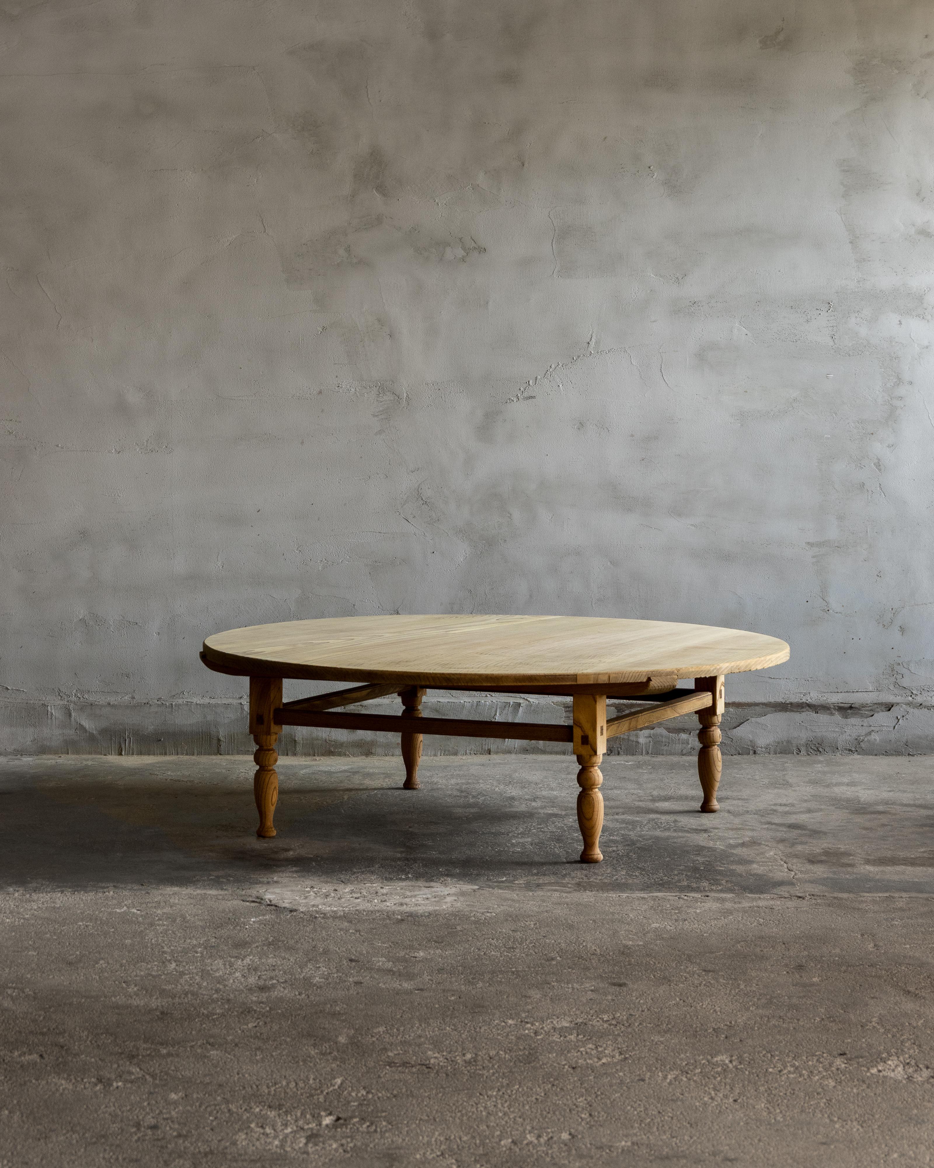Esta mesa baja redonda vintage japonesa (zataku) se fabricó en el Periodo Showa temprano (1926-).

La parte superior es de cedro japonés (sugi) con líneas de crecimiento rectas y uniformes que se leen cálidas y tranquilas; el borde está suavemente