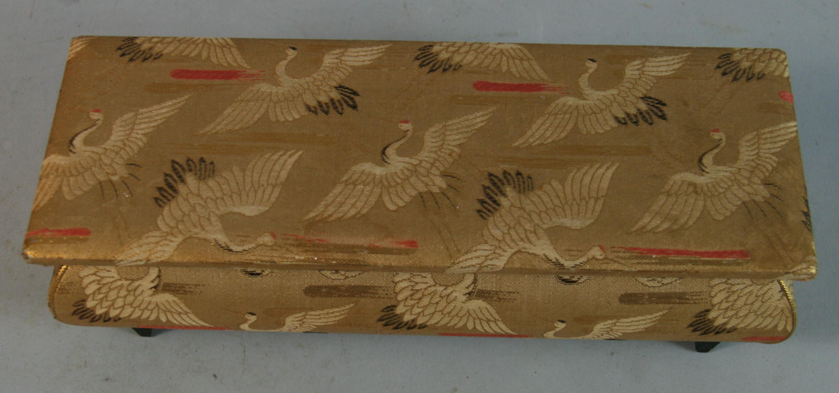 Caja de música/joyería con cubierta de seda vintage japonesa Años 50 en venta 4