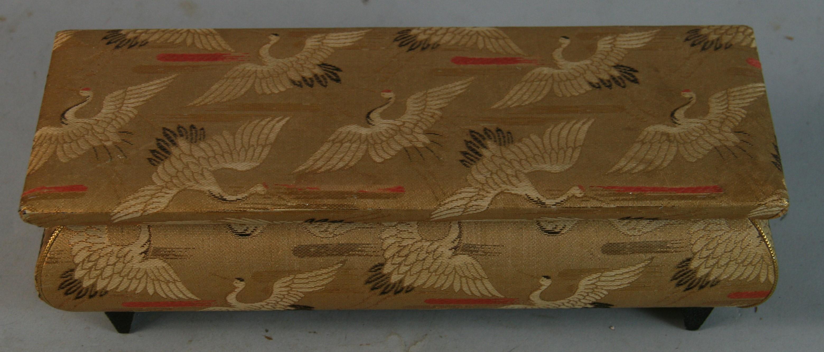 1574 Vintage Japanisch Stoff bedeckt Holz Schmuck /Musik-Box
Marke Made in Japan
Mechanismus der Musik  in betriebsbereitem Zustand