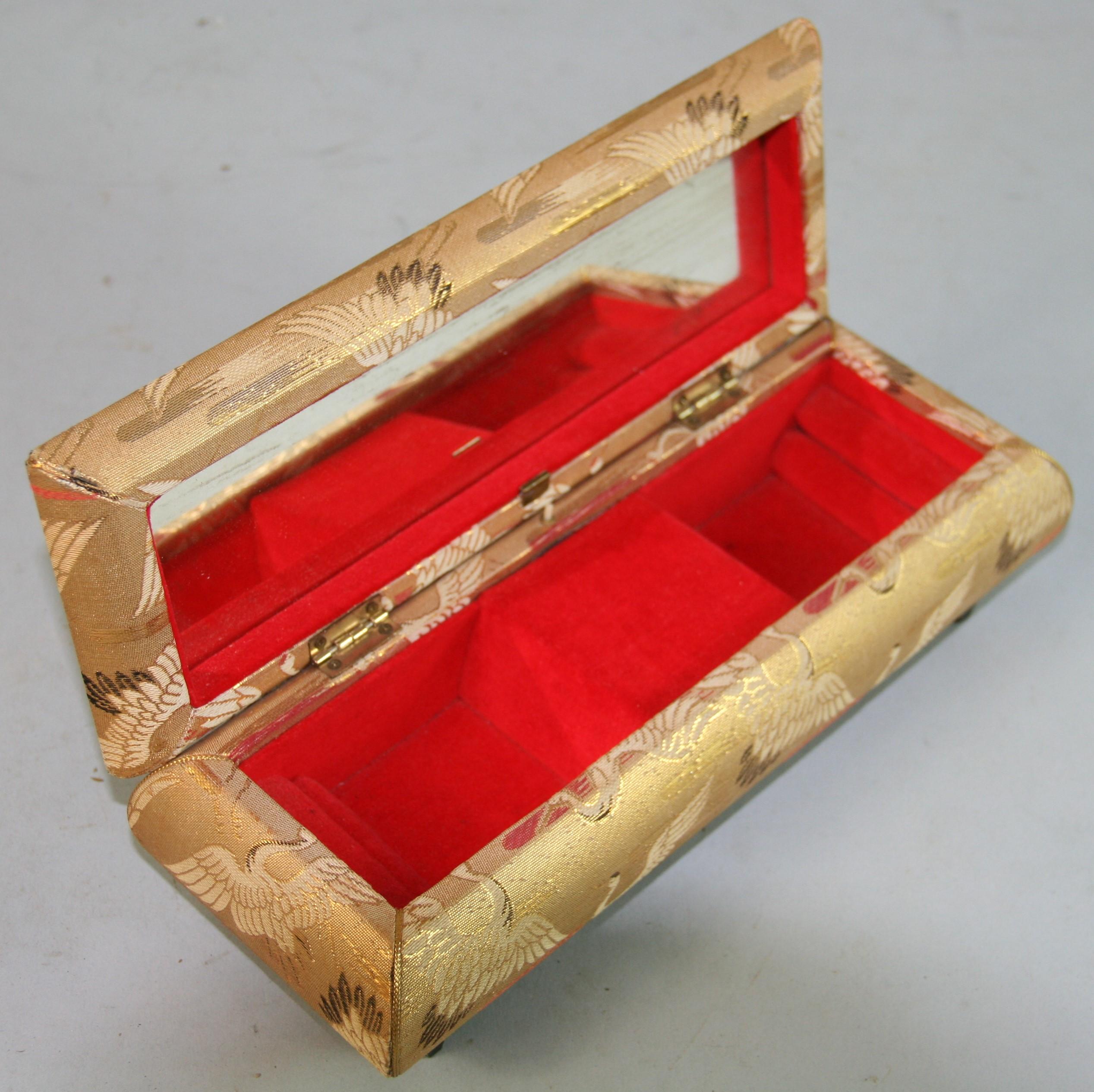 Caja de música/joyería con cubierta de seda vintage japonesa Años 50 Textil en venta