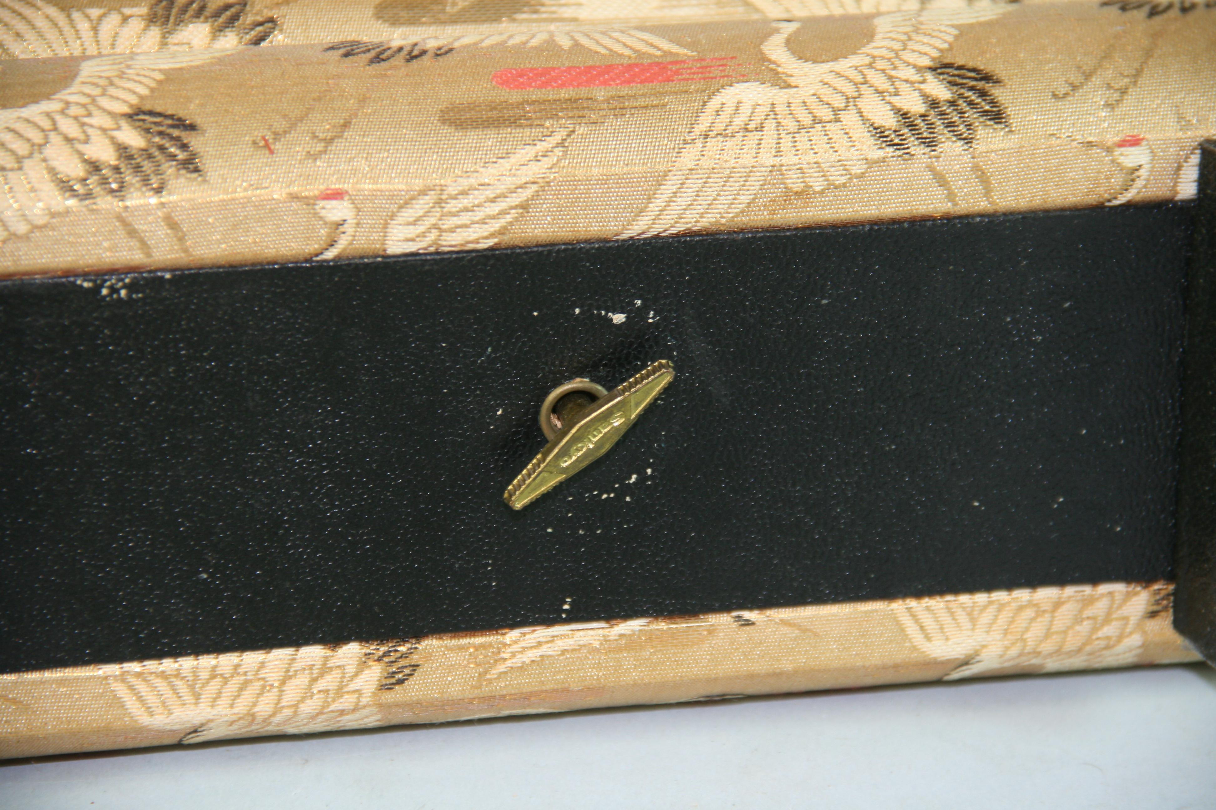 Caja de música/joyería con cubierta de seda vintage japonesa Años 50 en venta 2