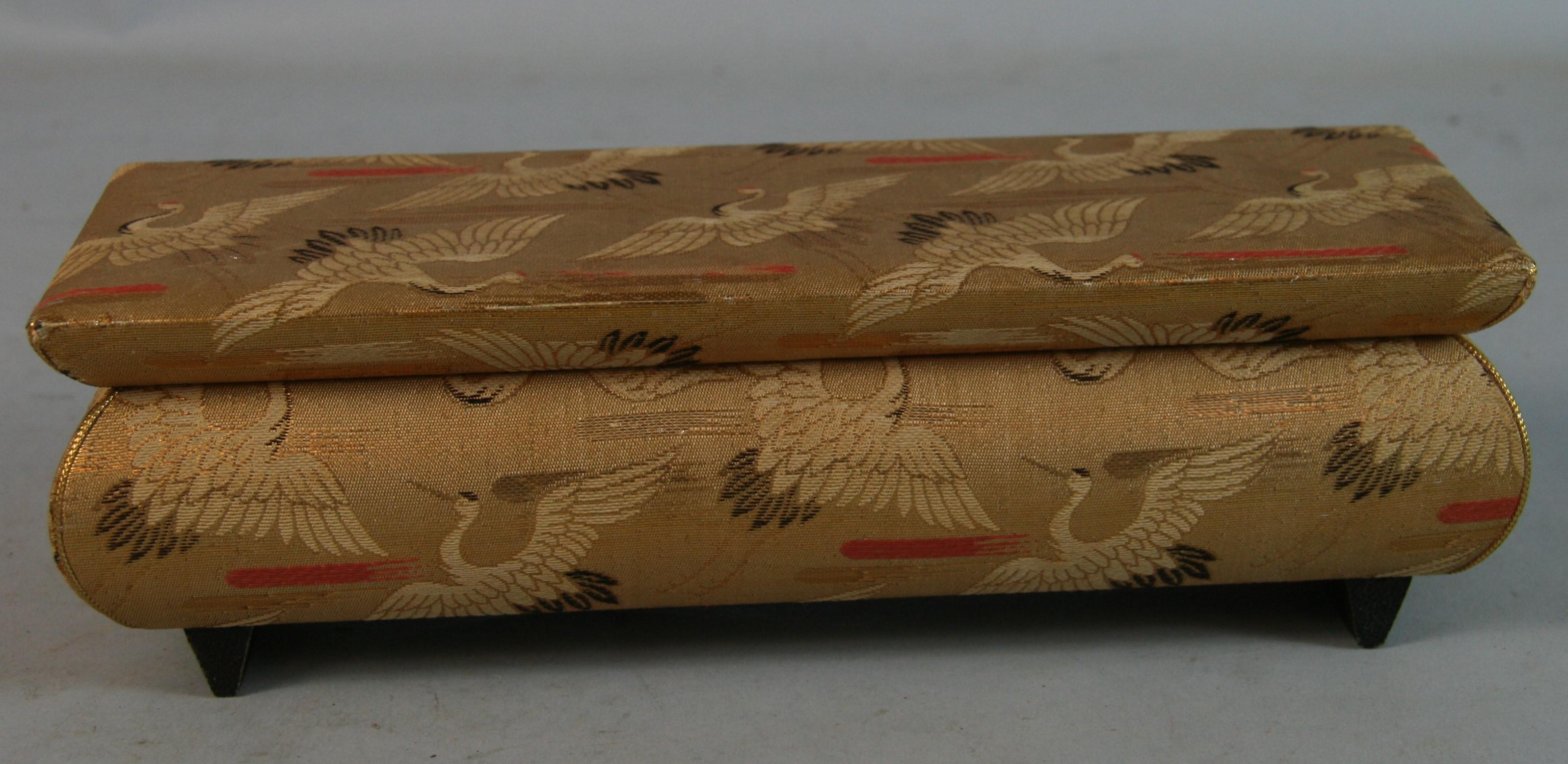Caja de música/joyería con cubierta de seda vintage japonesa Años 50 en venta 3