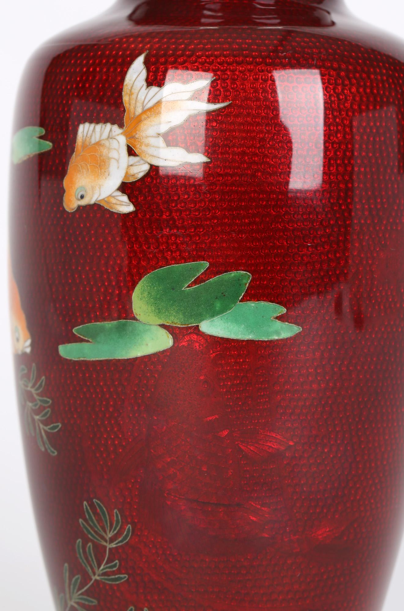 Japanische japanische Vintage-Cloisonné-Vase aus Silber und Metall mit Fisch (Moderne der Mitte des Jahrhunderts) im Angebot