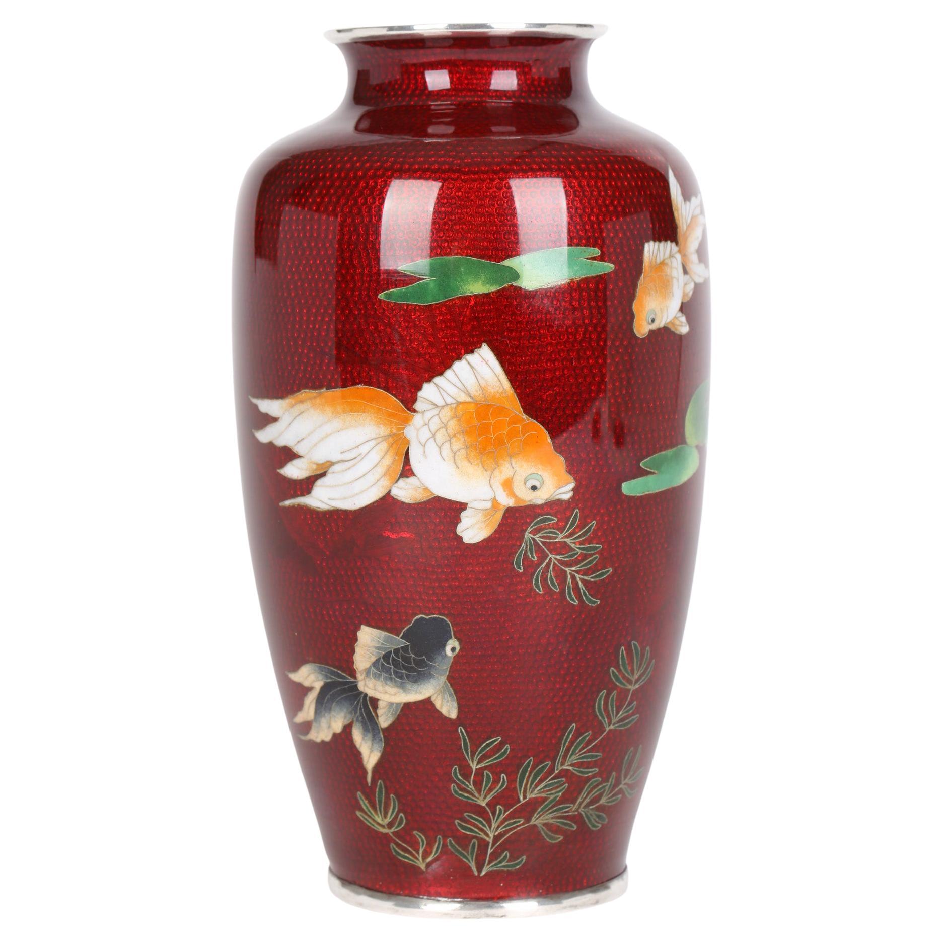 Japanische japanische Vintage-Cloisonné-Vase aus Silber und Metall mit Fisch im Angebot