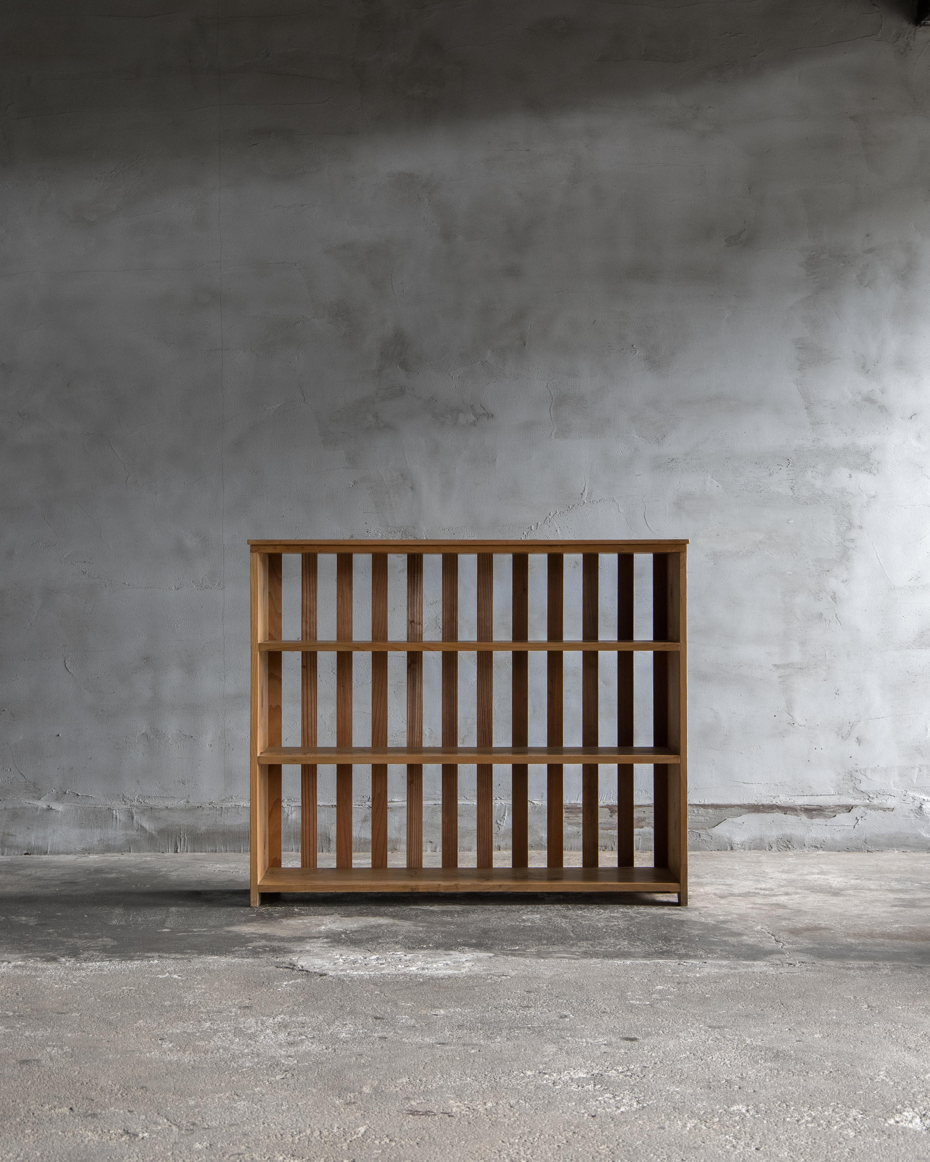 Cette étagère japonaise vintage à lattes a été fabriquée au début de la période Showa (vers 1930) en Hinoki (cyprès japonais).
Son panneau arrière distinctif avec des lattes verticales donne à la pièce une présence rythmique et architecturale tout
