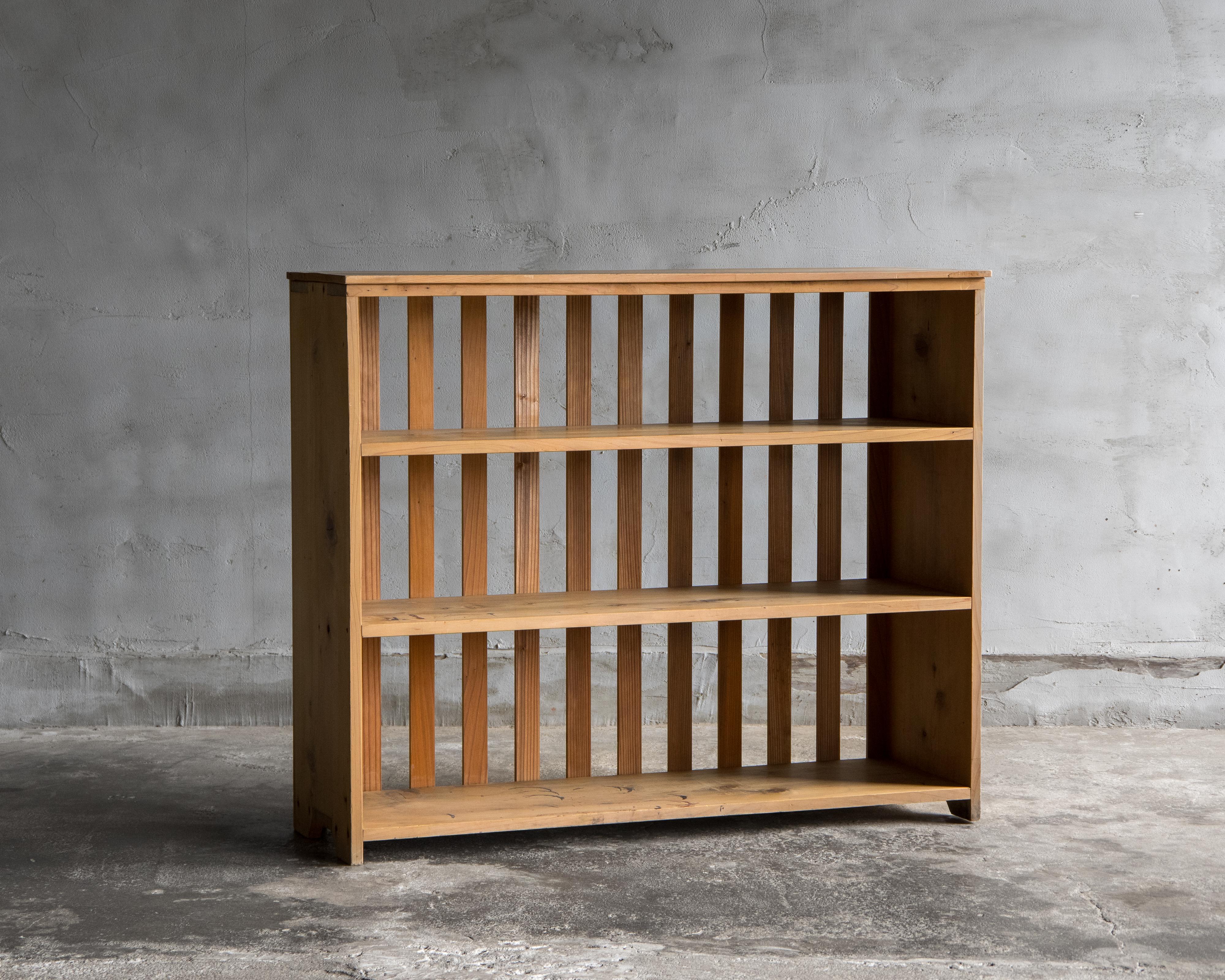 Japonais Etagère japonaise vintage à lattes en hinoki, début de la période Showa '1926-'. en vente