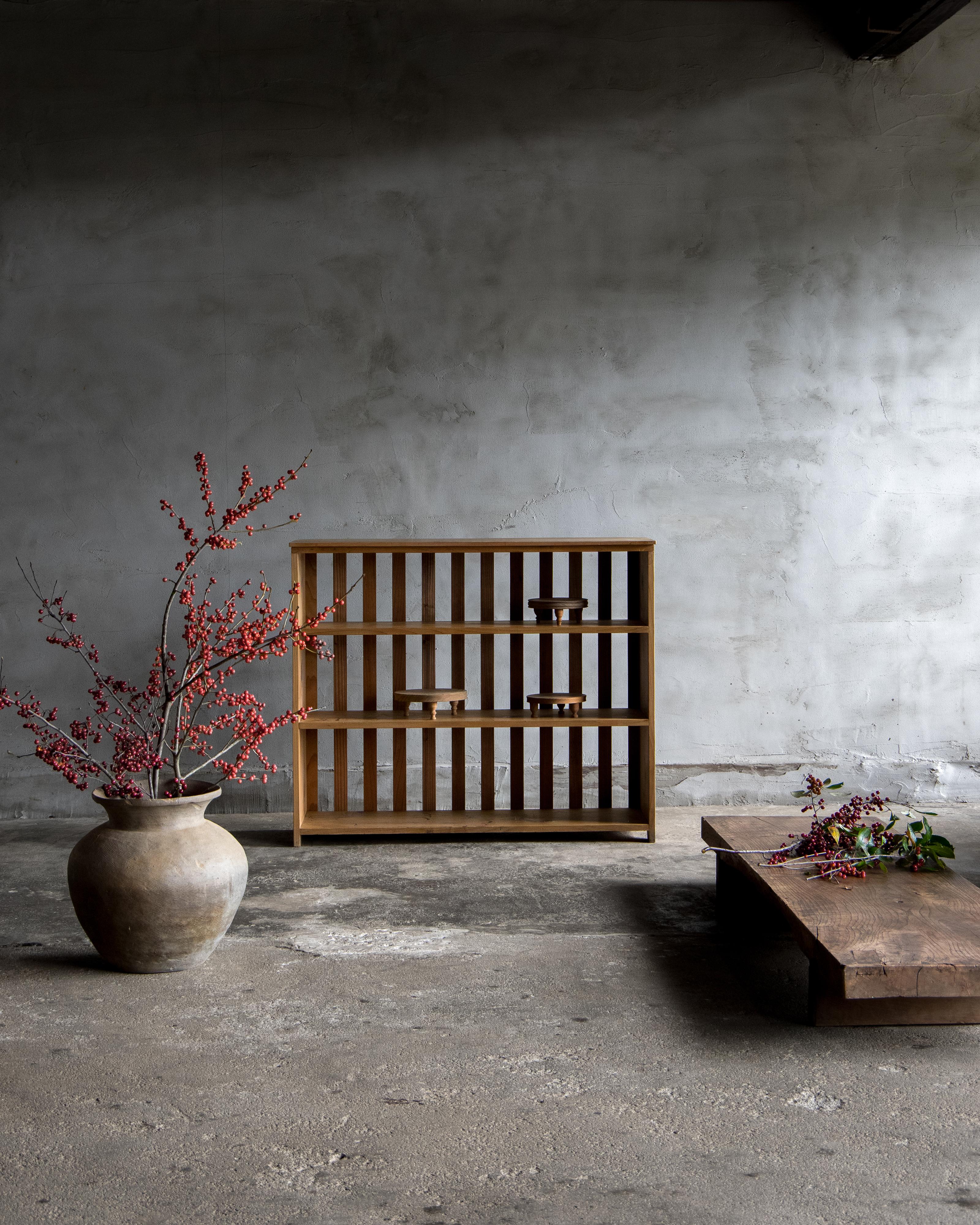 20ième siècle Etagère japonaise vintage à lattes en hinoki, début de la période Showa '1926-'. en vente