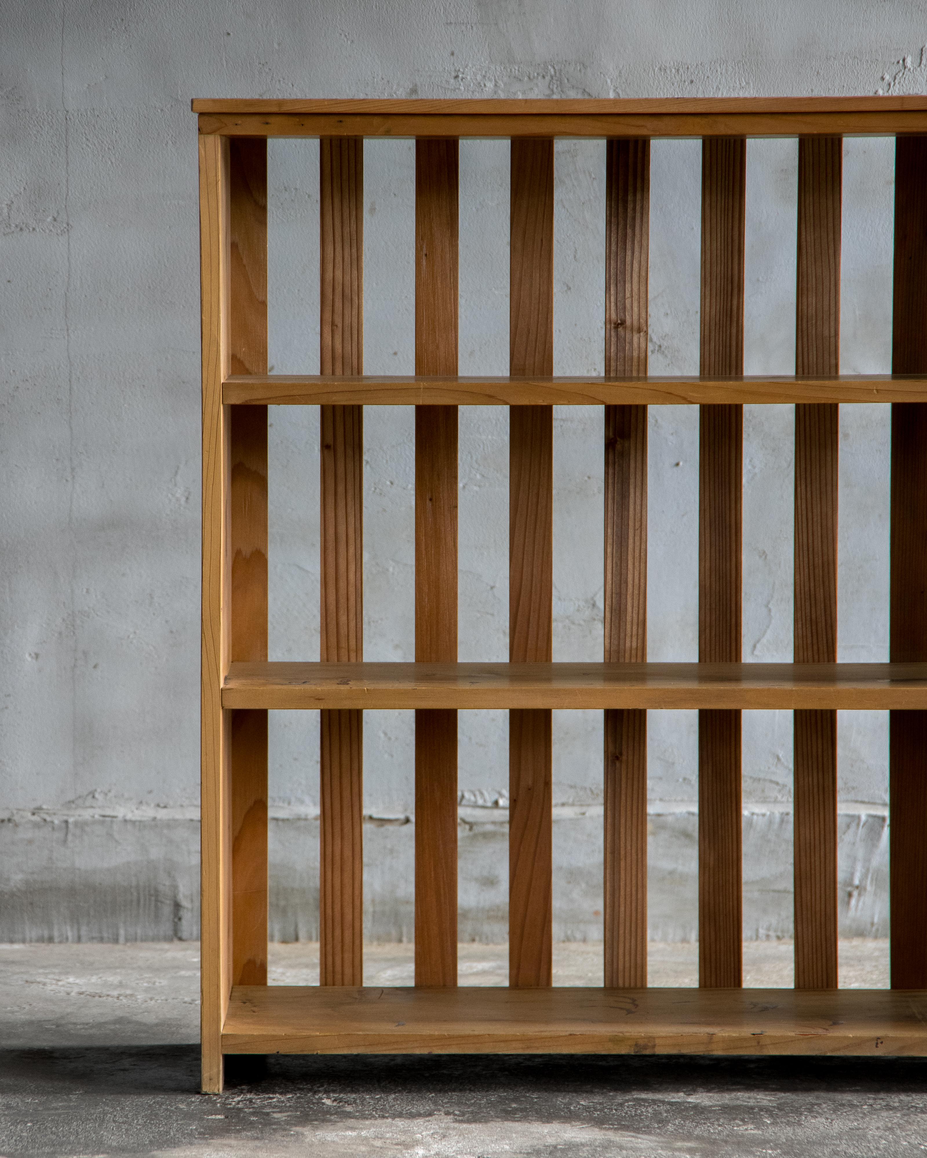 Cyprès Etagère japonaise vintage à lattes en hinoki, début de la période Showa '1926-'. en vente