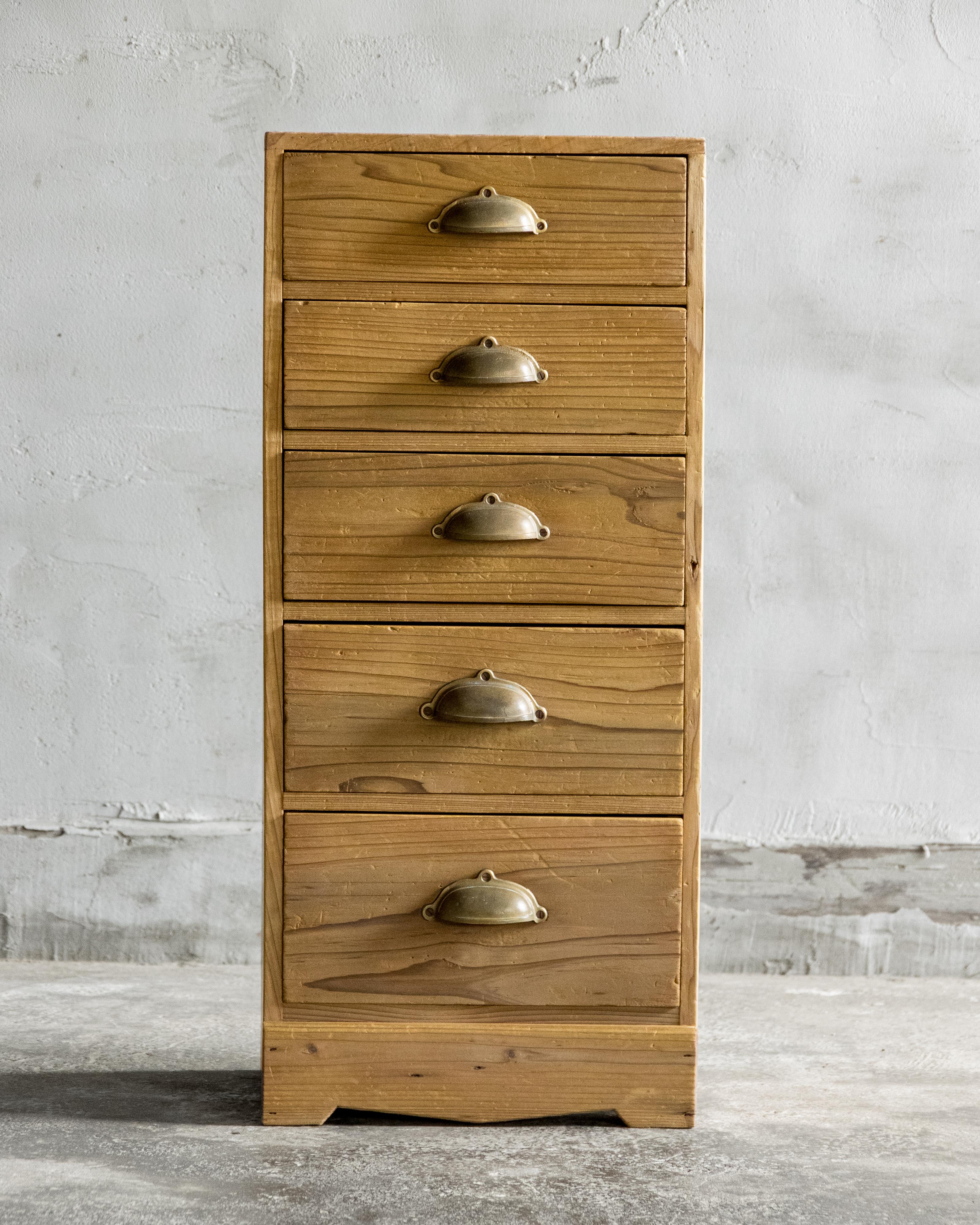 Cette petite commode vintage a été fabriquée au début de la période Showa (1926-).

Fabriqué en cèdre japonais (sugi), il présente une surface chaude et usée par le temps qui lui confère un caractère wabi-sabi tranquille sans pour autant le rendre