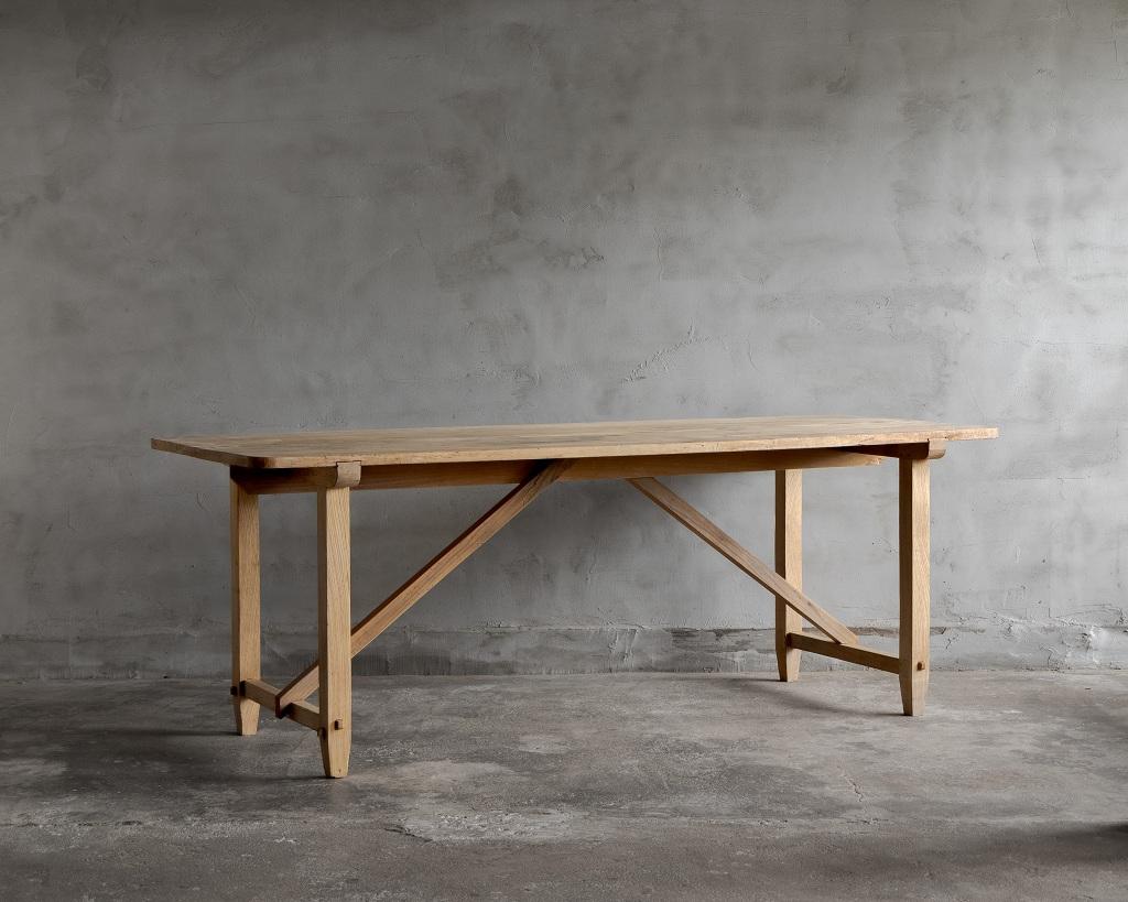 Cette table vintage a été fabriquée au début de la période Showa (1926-).

Le plateau de la table est fabriqué à partir d'une seule plaque de pin massif, tandis que les pieds sont construits en bois japonais Sen, connu pour sa couleur claire et son