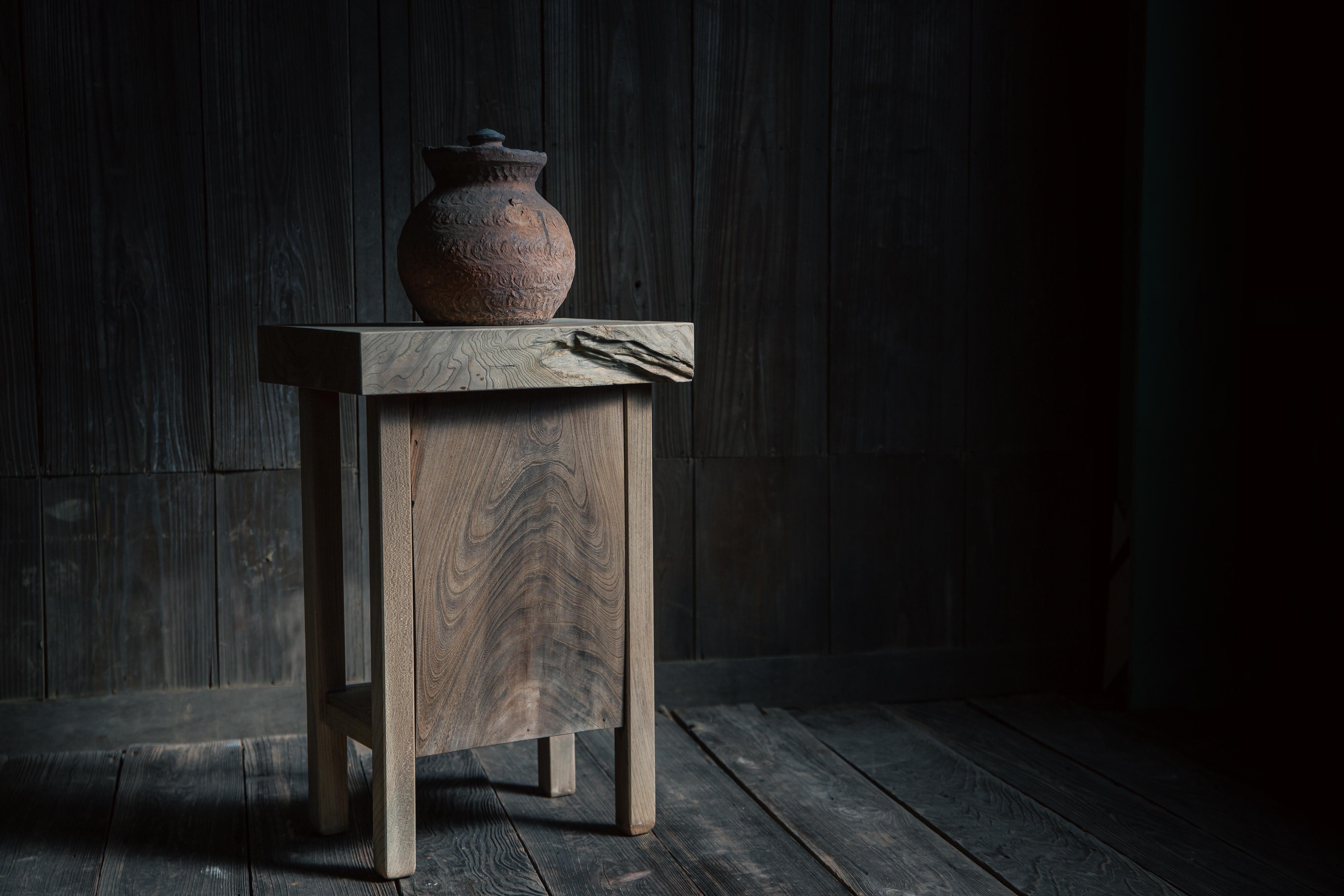 Nuevos hallazgos en un granero tradicional del prefecto de Ibaraki, Japón.
Este expositor -o taburete- está fabricado a mediados del siglo XX, hacia la década de 1950, estimación de la vista del antiguo propietario.
Totalmente fabricado con madera