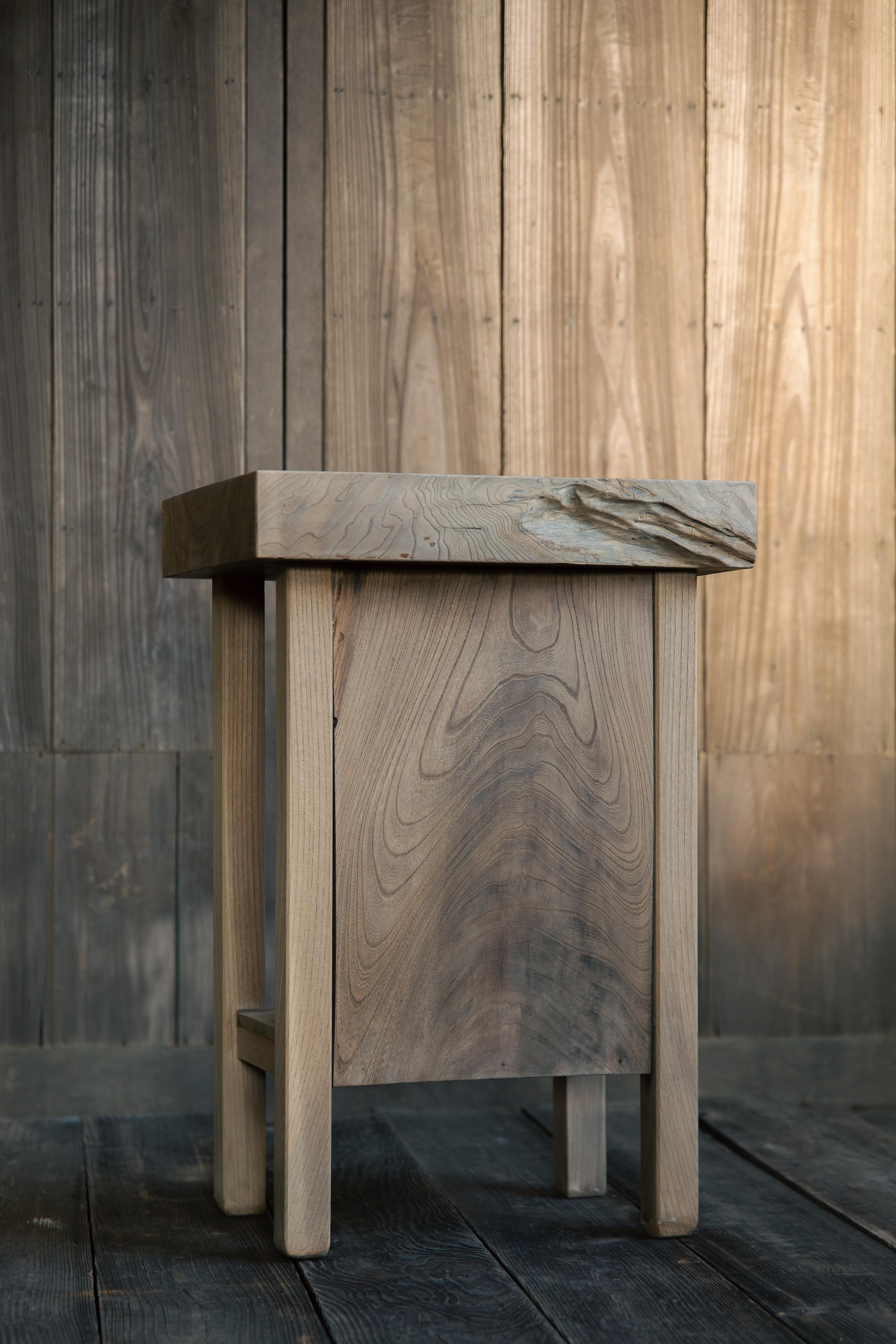 Expositor o taburete vintage japonés de madera de los años 50. wabi sabi Japandi Moderno orgánico en venta
