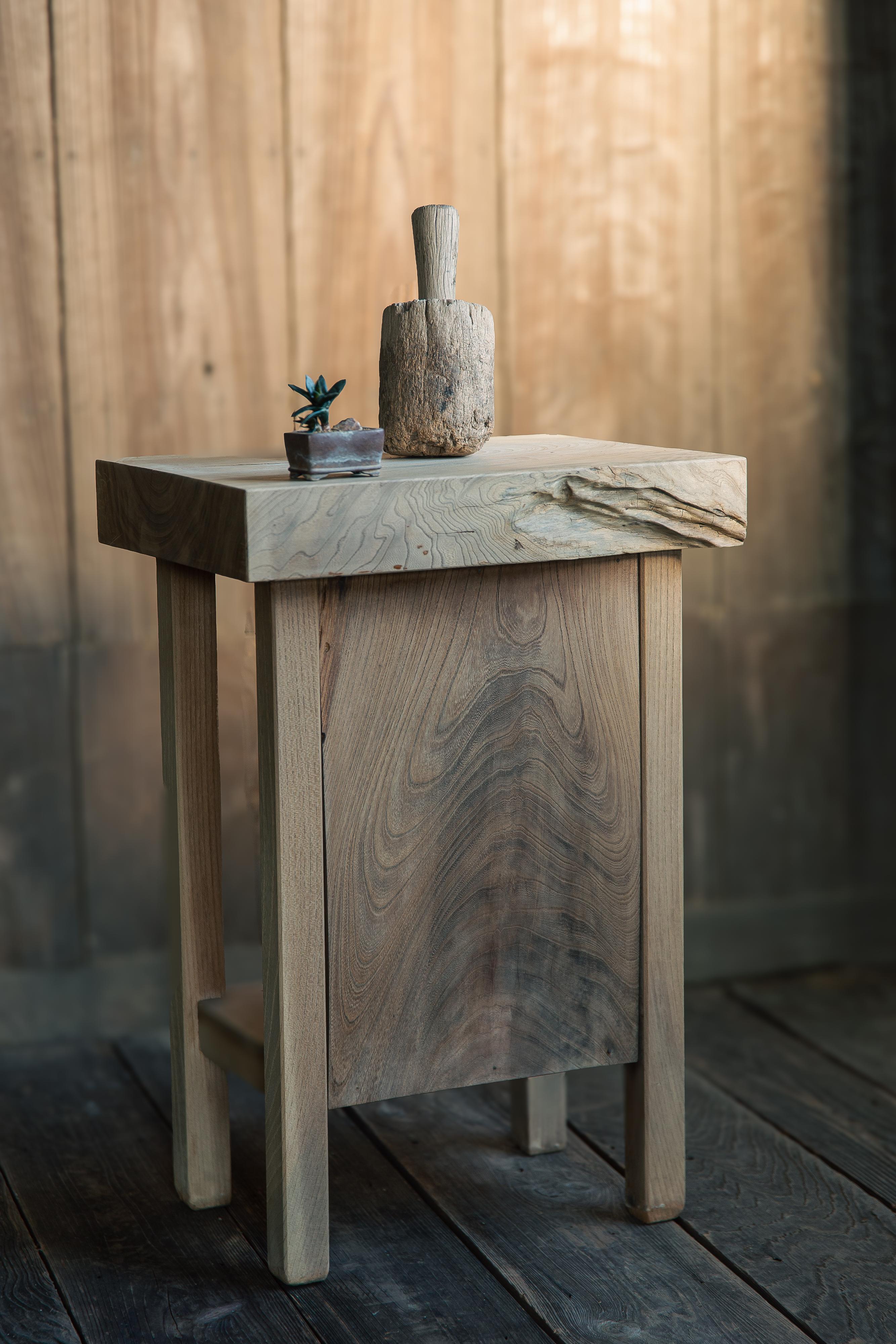 Expositor o taburete vintage japonés de madera de los años 50. wabi sabi Japandi Carpintería en venta