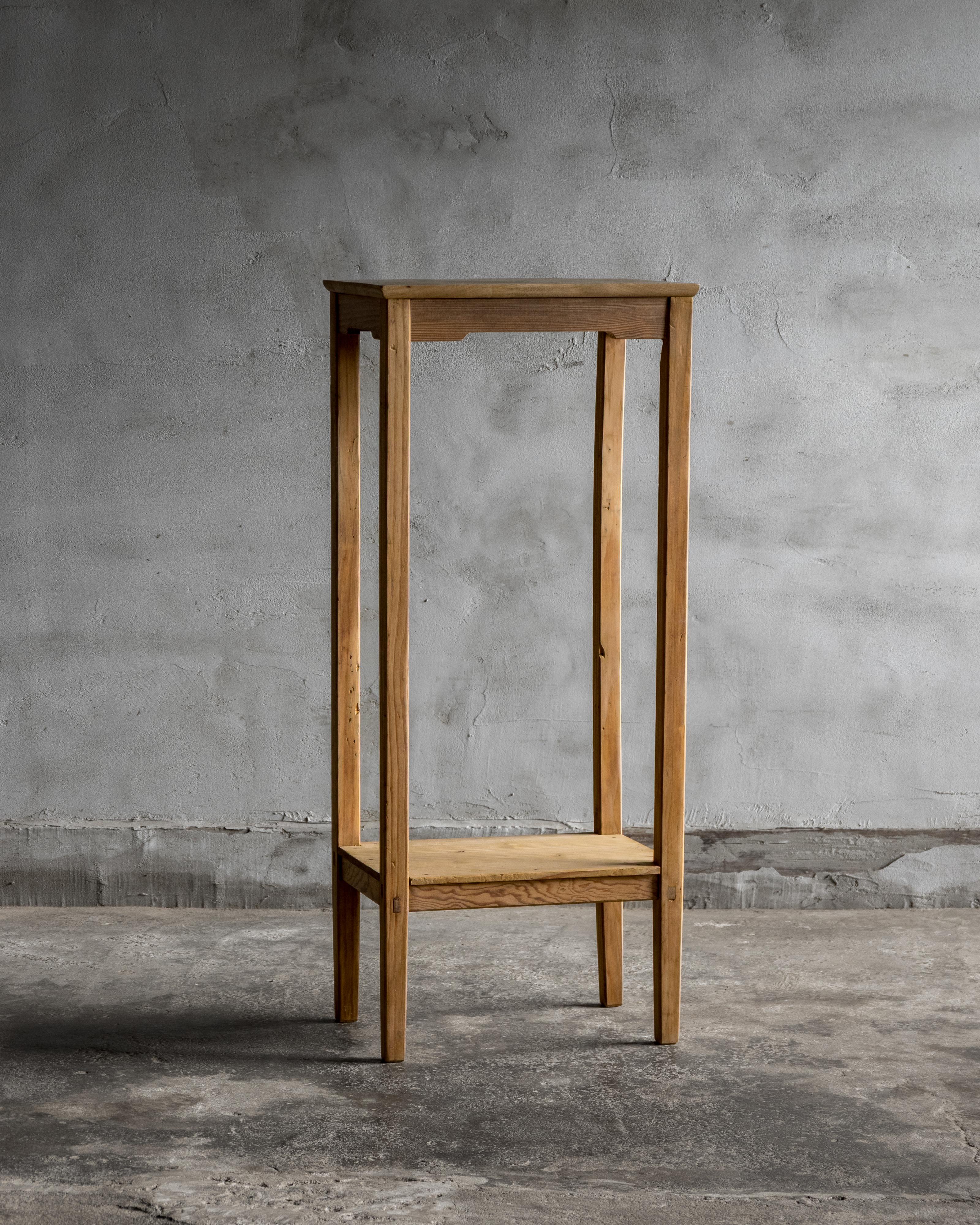 Ce porte-plante carré vintage japonais a été fabriqué au début de la période Showa (1926-).

Le plateau carré est en sen (castor aralia), tandis que les pieds sont en cèdre japonais (sugi) - une association discrète qui se veut chaleureuse et