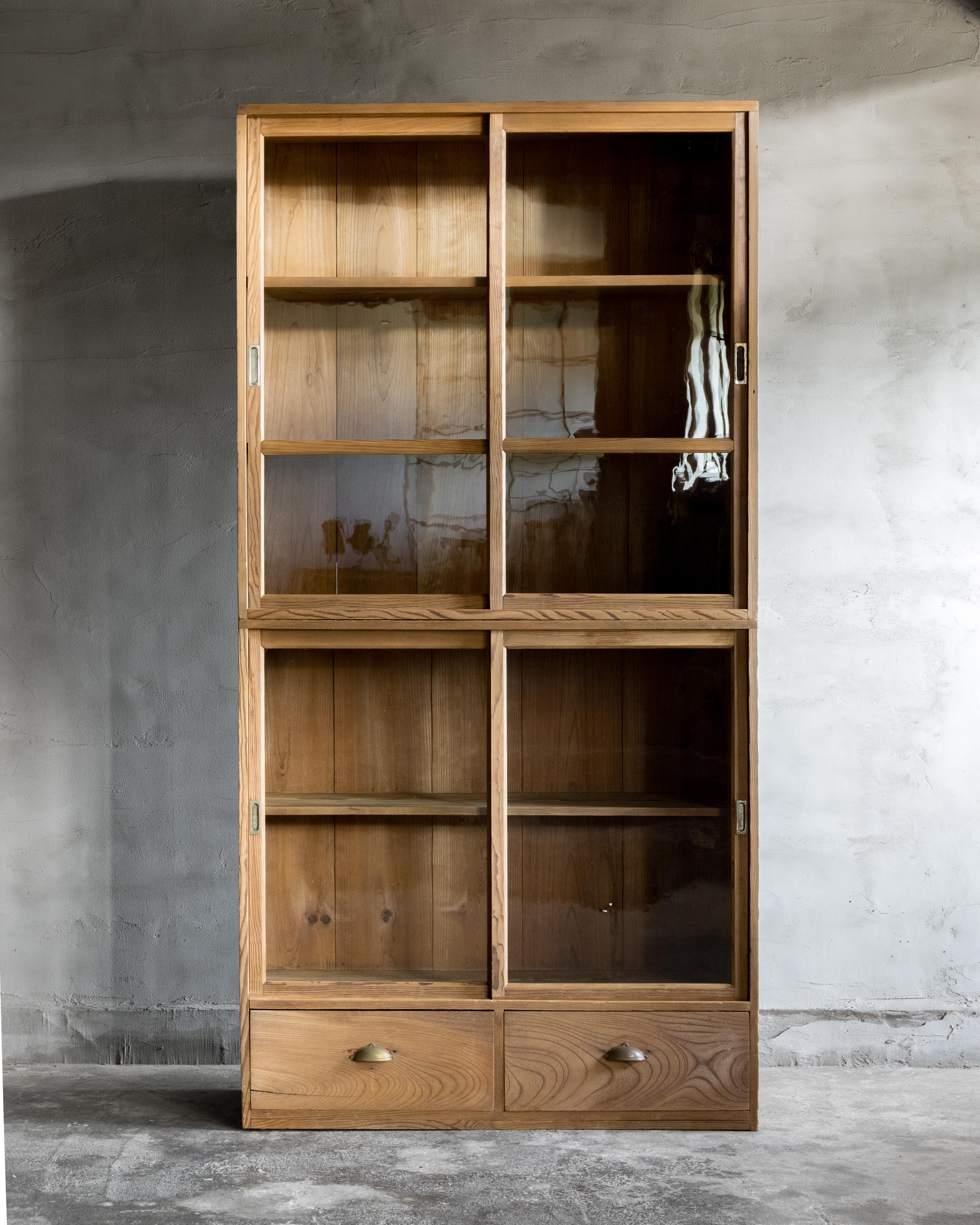 Questa vetrinetta vintage giapponese impilabile è stata realizzata nel primo periodo Showa (1926-).

Costruita in legno di pino giapponese (matsu), ha una presenza tranquilla e bella, dal tono leggero, con una patina delicata e ammorbidita dal