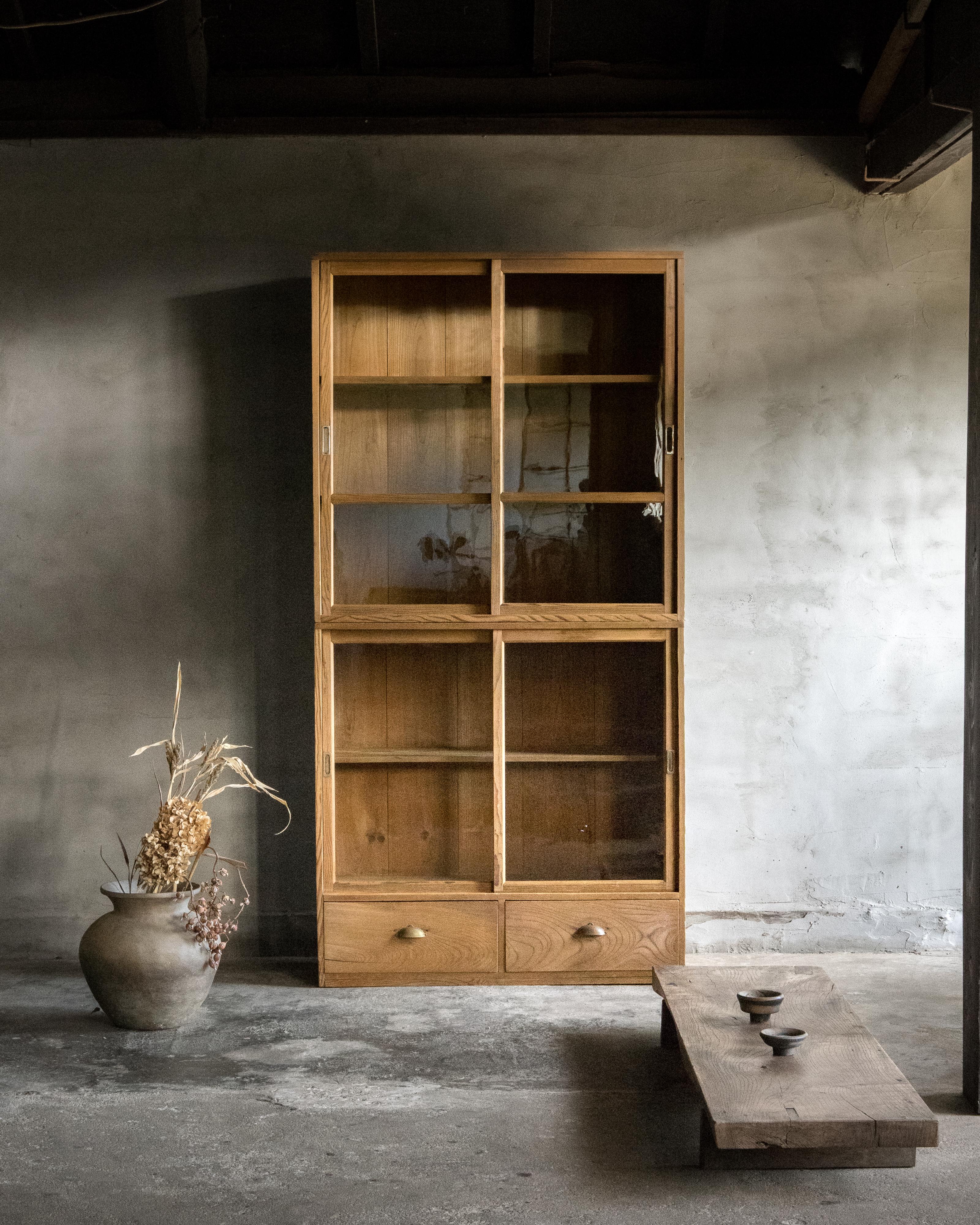 Giapponese Mobile di vetro impilabile giapponese d'epoca, pino, primi anni Showa 1926- (B) in vendita