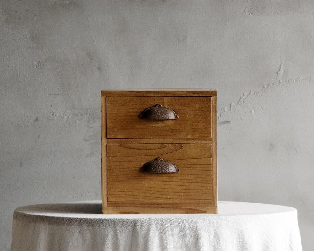 Diese Vintage-Schubladenbox wurde in der frühen Showa-Periode '1926-' hergestellt.

Ein Kasten mit zwei Schubladen aus Zedernholz, der durch seine rustikale Maserung besticht.
Im Laufe der Zeit hat es einen nostalgischen und sehr ansprechenden