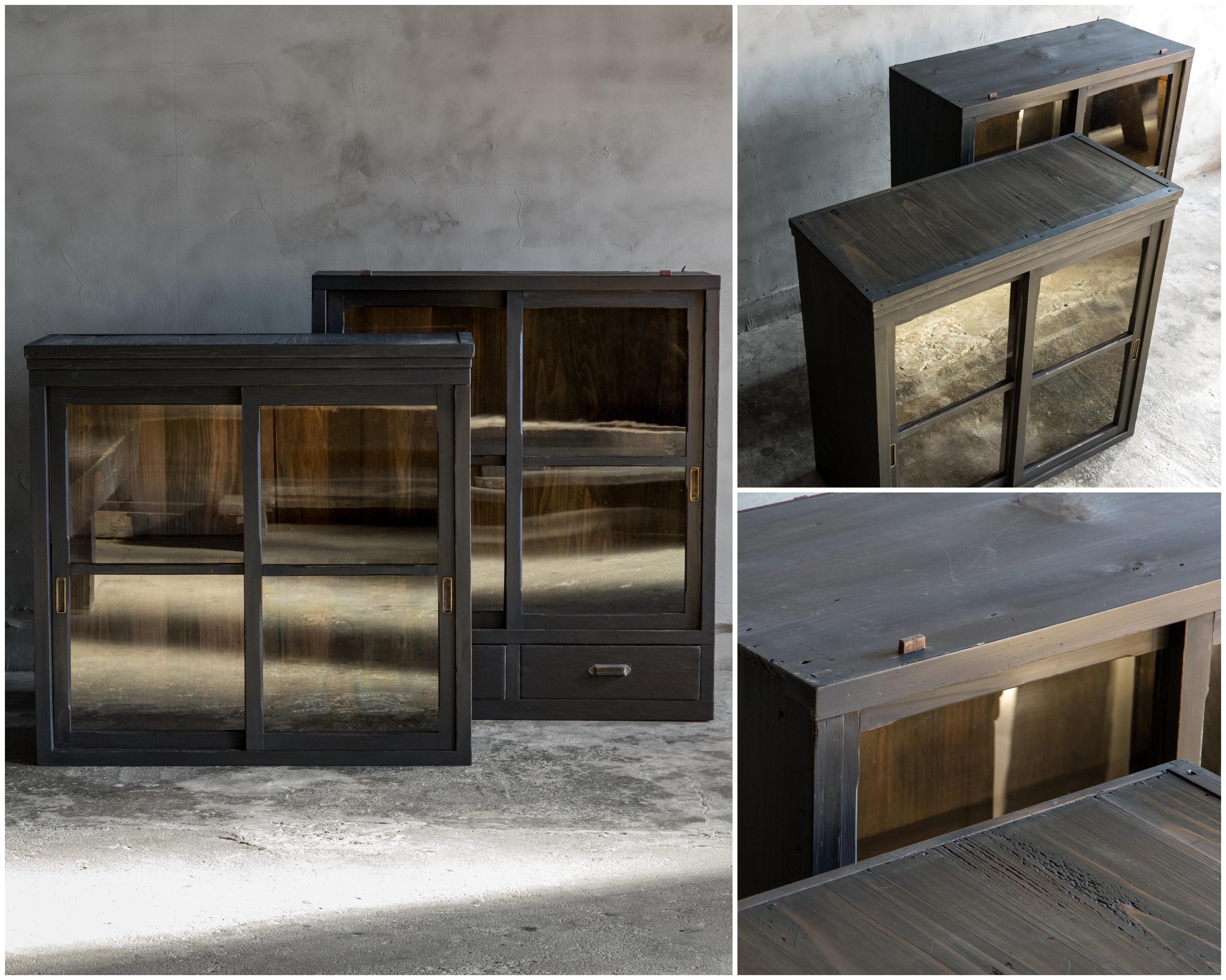 Questa vetrinetta giapponese è stata realizzata durante il primo periodo Showa (1926-1945) in sugi (cedro giapponese) e rifinita con lacca di anacardo nera. La superficie nera opaca e liscia crea una presenza tranquilla e sobria che si integra