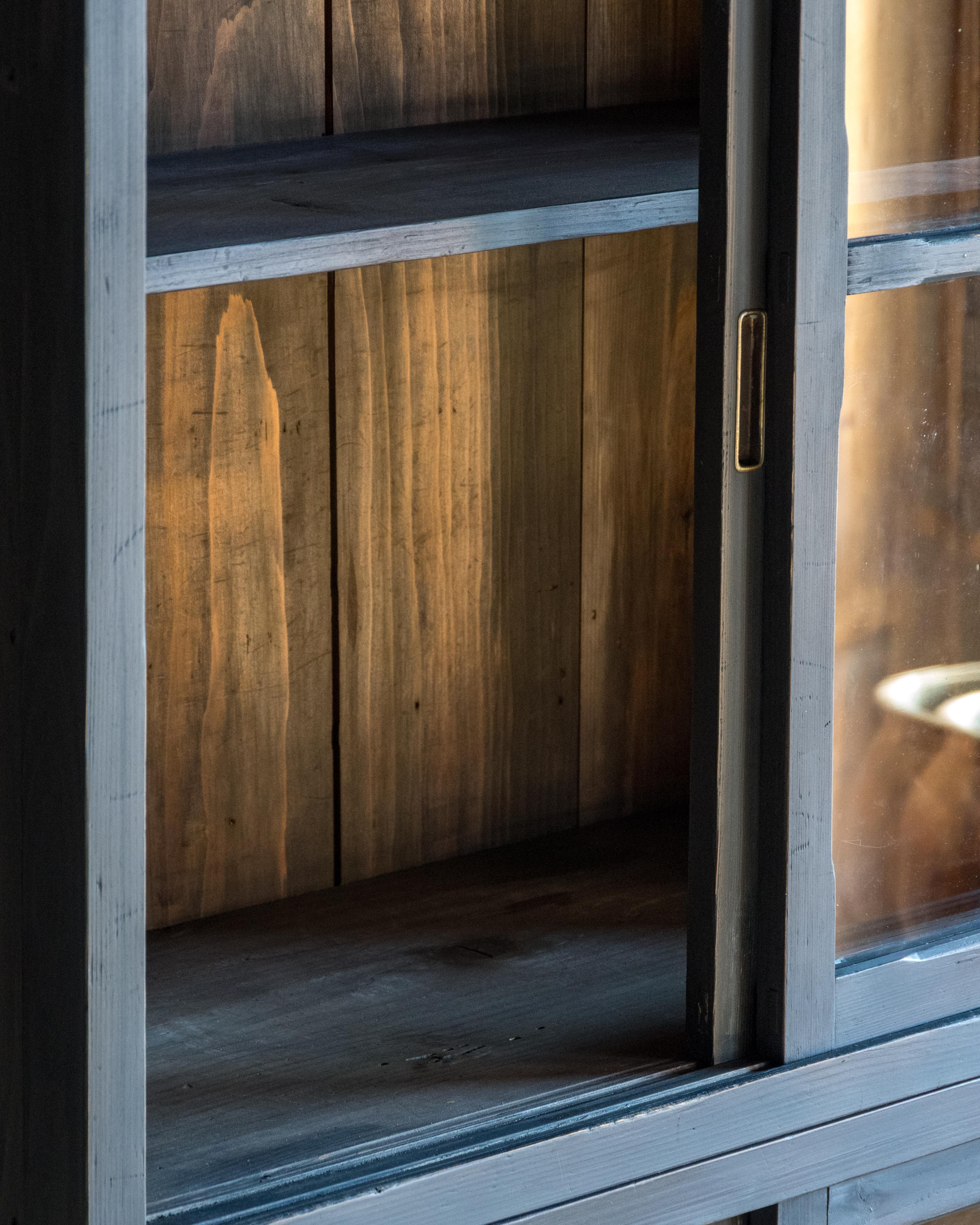 Giapponese Mobile giapponese d'epoca a due sezioni in vetro, primo periodo Showa (1926-1945) in vendita