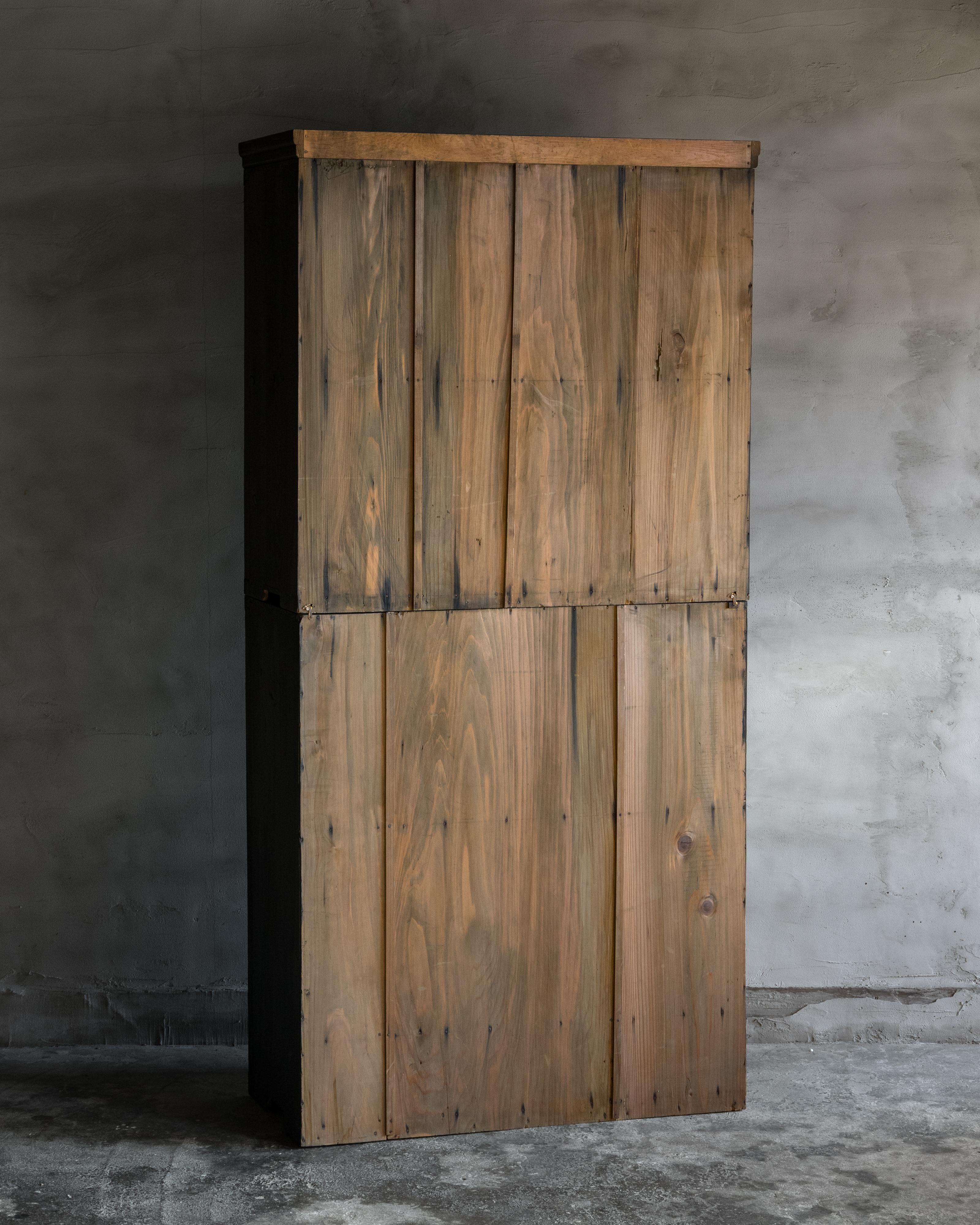 Cedro Mobile giapponese d'epoca a due sezioni in vetro, primo periodo Showa (1926-1945) in vendita