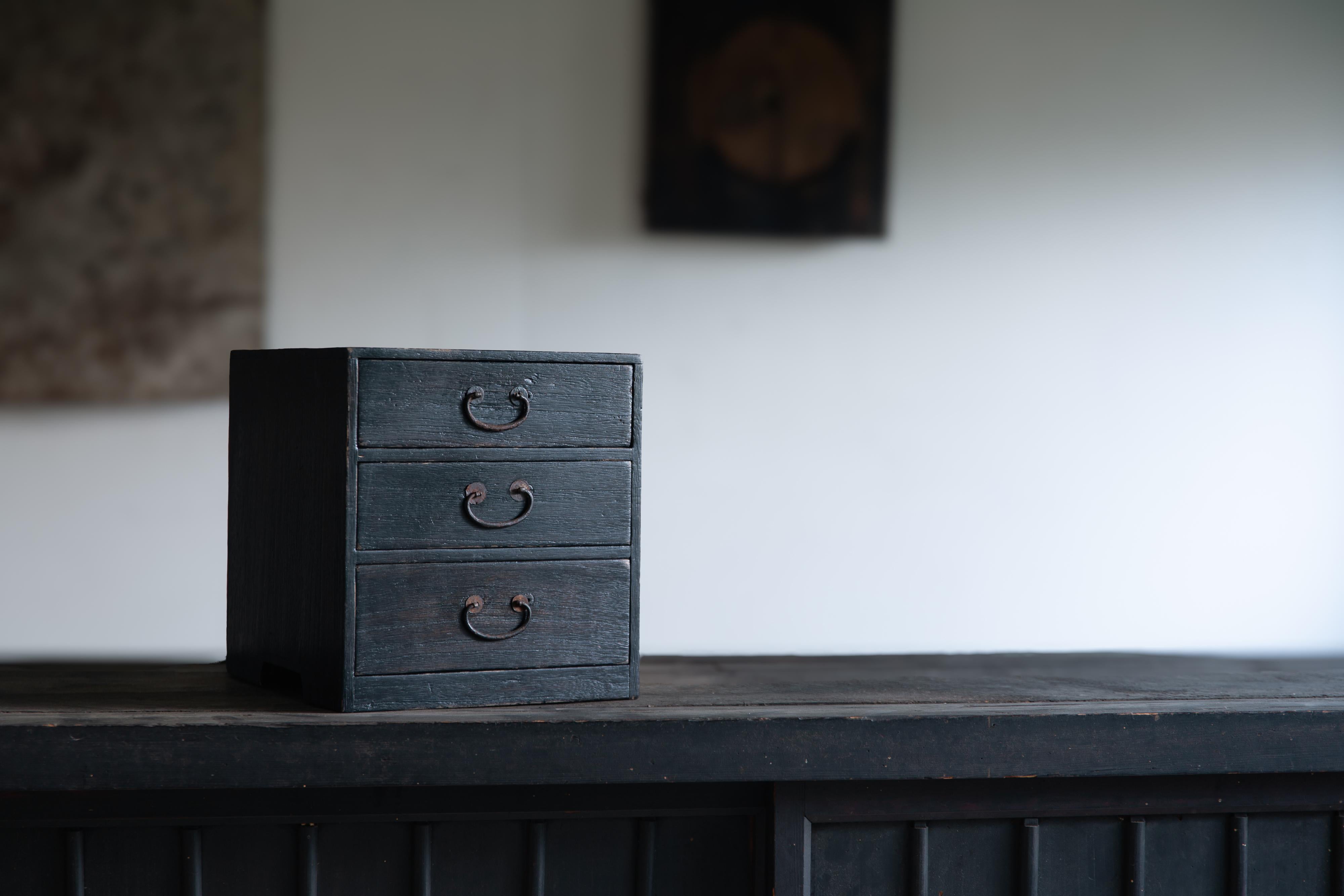 Japanese vintage urushi small Kiri tansu box chest of drawers, wabi sabi mingei For Sale 3