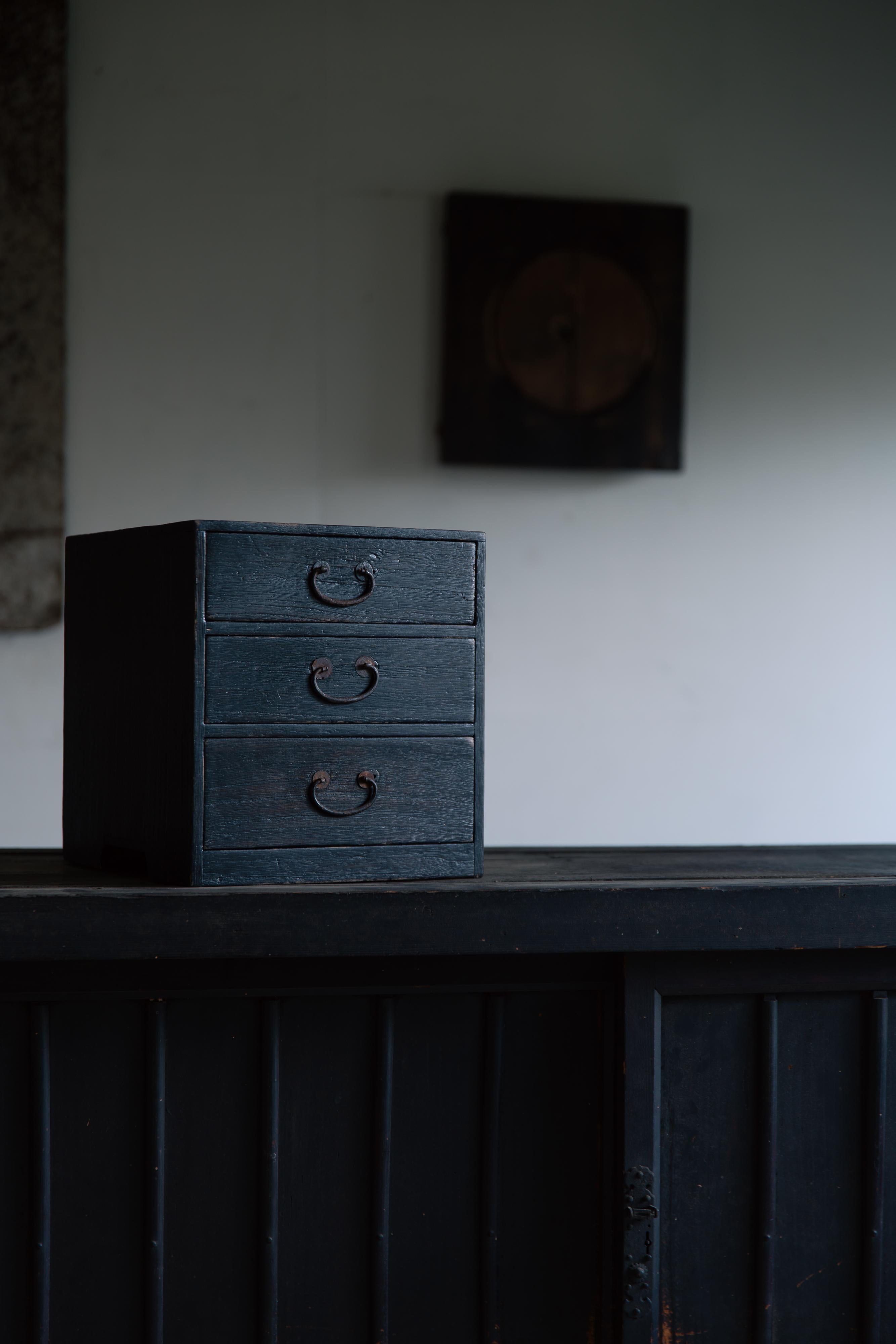 Kleine japanische Vintage urushi-Kommode Kiri Tansu mit Schubladenschrank, wabi sabi mingei im Angebot 1