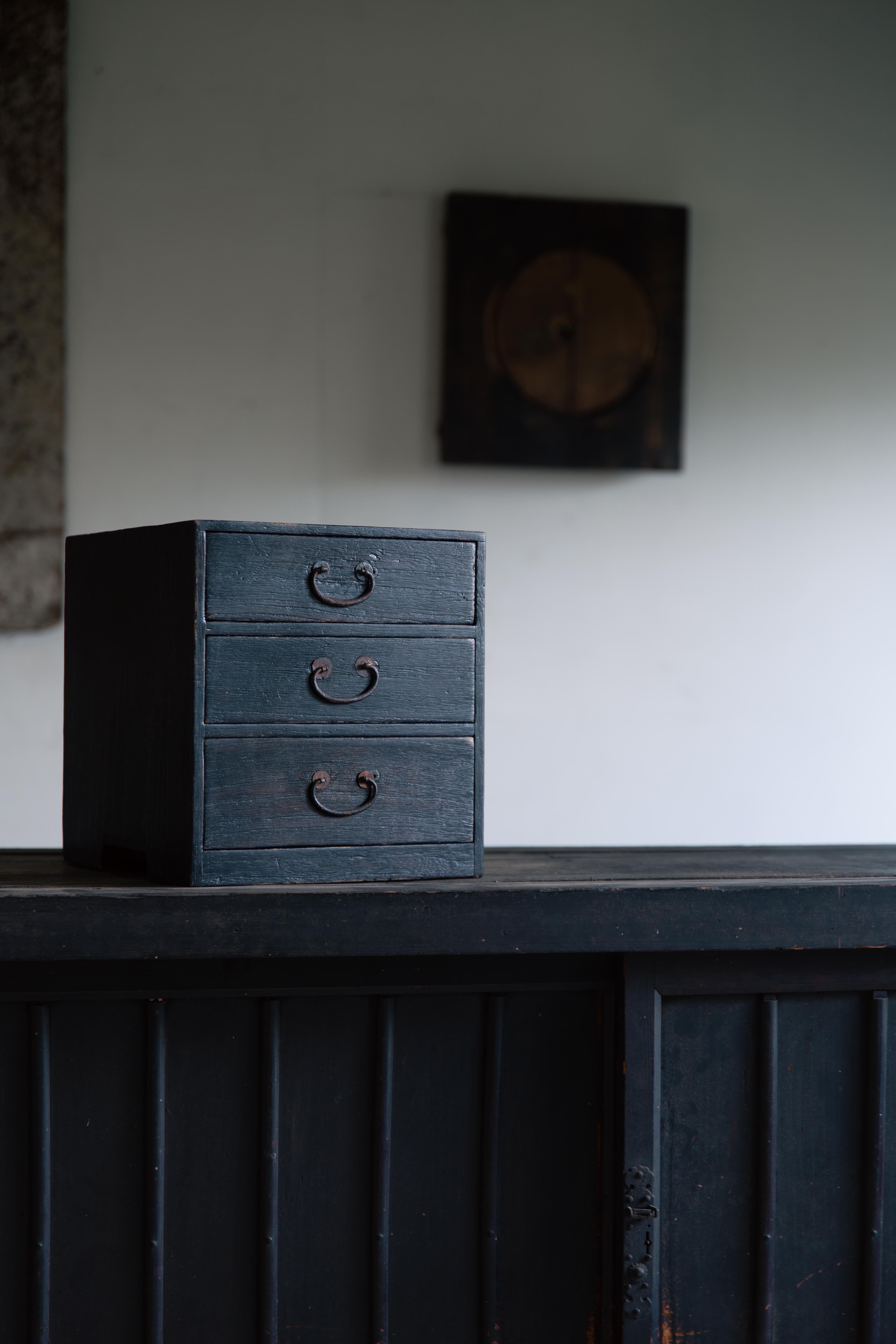 Japanese vintage urushi small Kiri tansu box chest of drawers, wabi sabi mingei For Sale 4