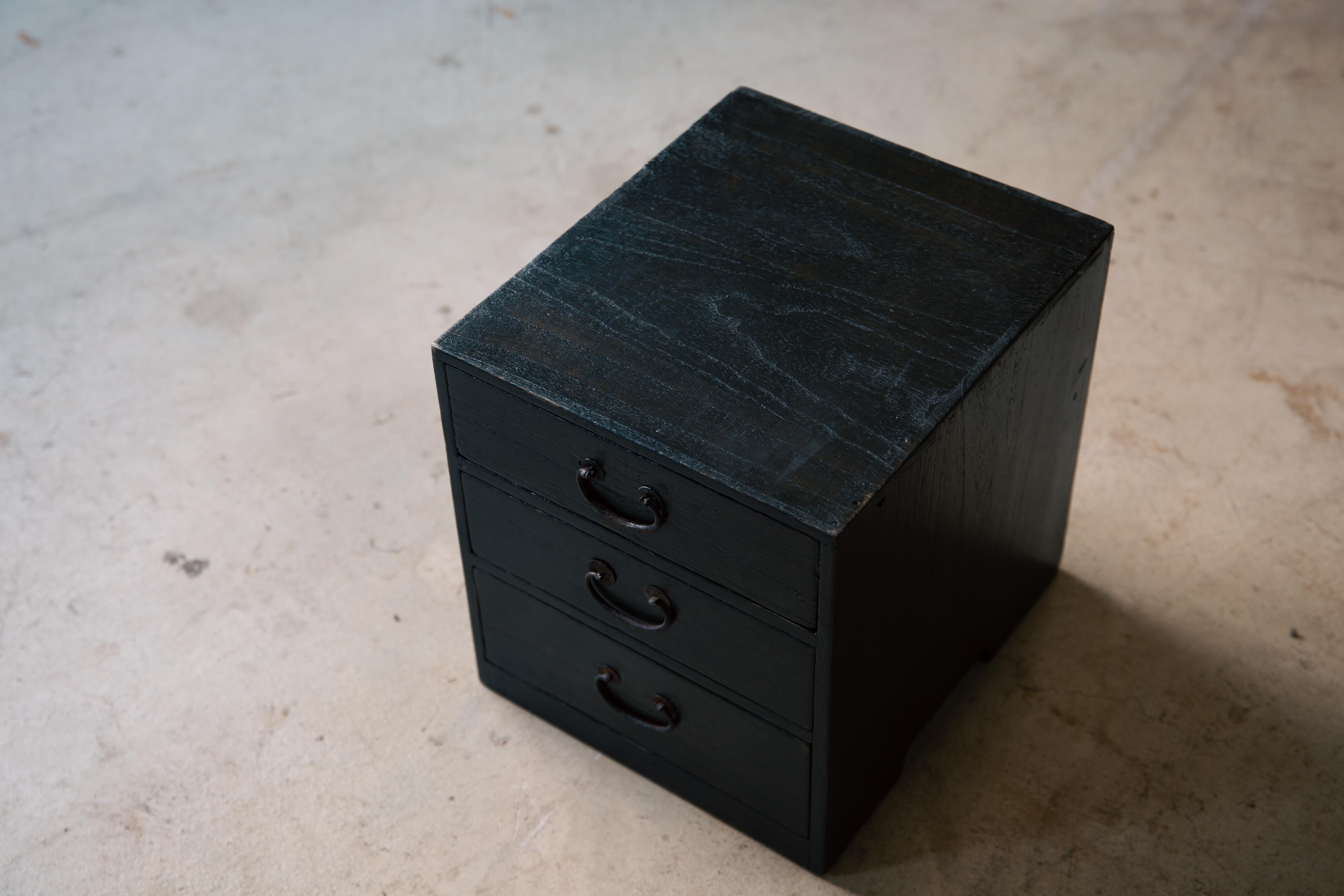 Kleine japanische Vintage urushi-Kommode Kiri Tansu mit Schubladenschrank, wabi sabi mingei im Angebot 9