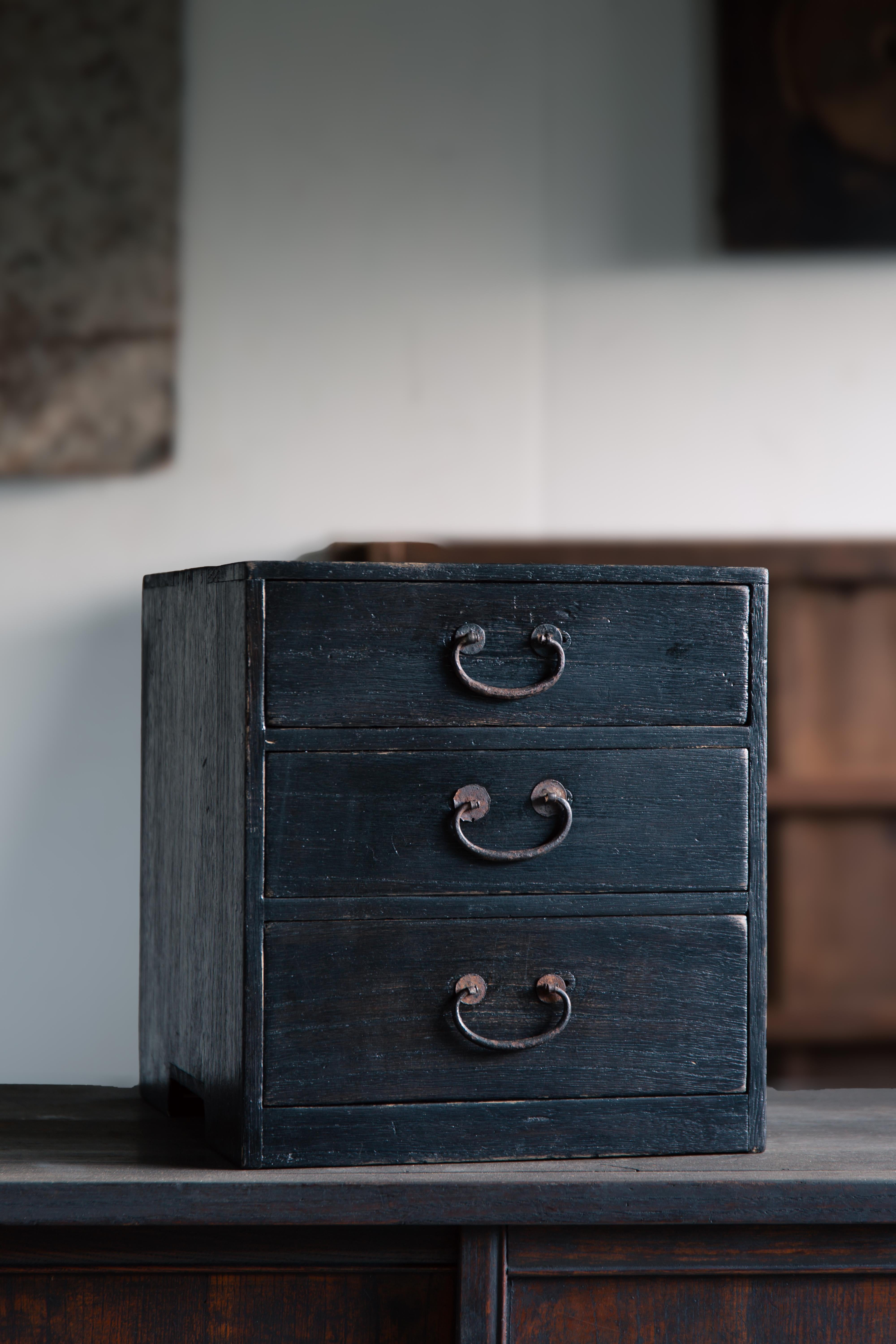Japanese vintage small box tansu chest of drawers, Kohikidashi, fully made of Kiri (Paulownia).
Refinished by seller with traditional black Urushi lacquer, persimmon tannin & burnt pine ink.
Product of circa 1950-1980s (mid to late Showa era),