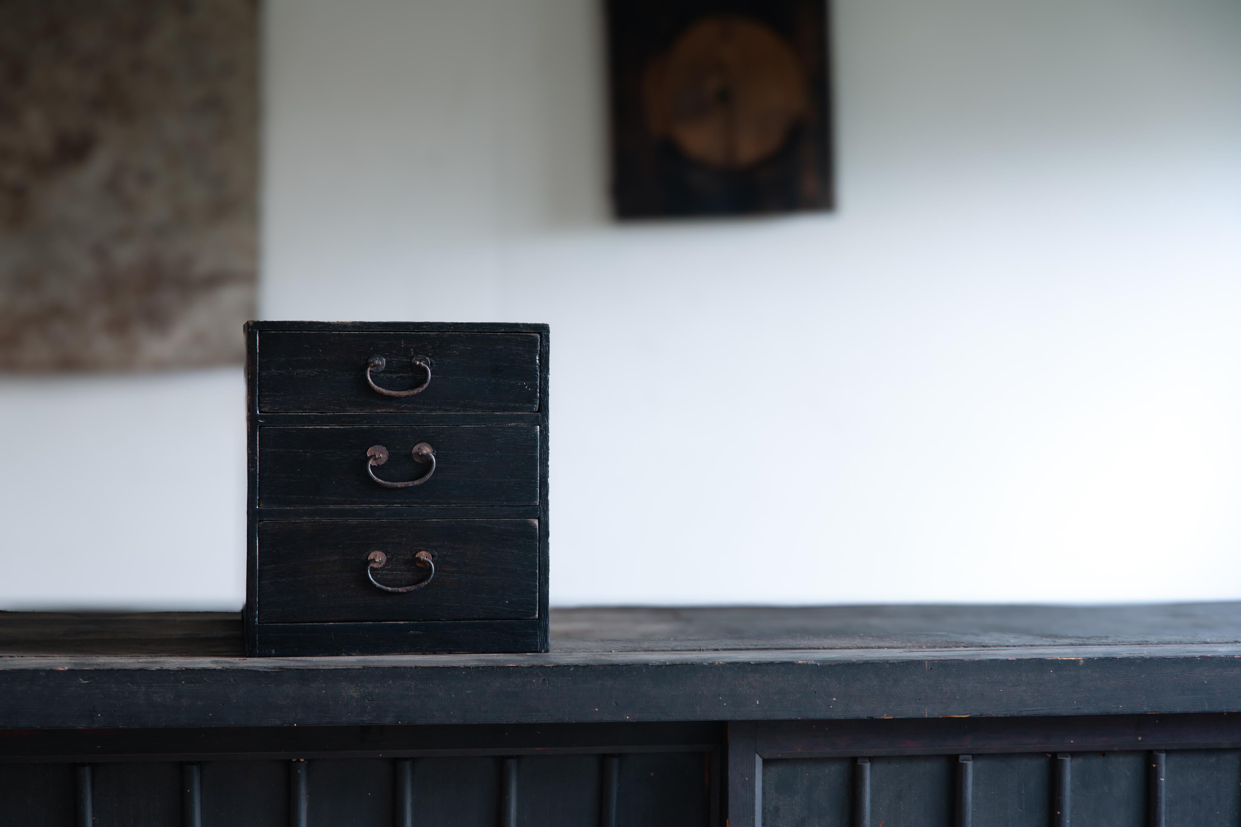 Kleine japanische Vintage urushi-Kommode Kiri Tansu mit Schubladenschrank, wabi sabi mingei im Angebot 10