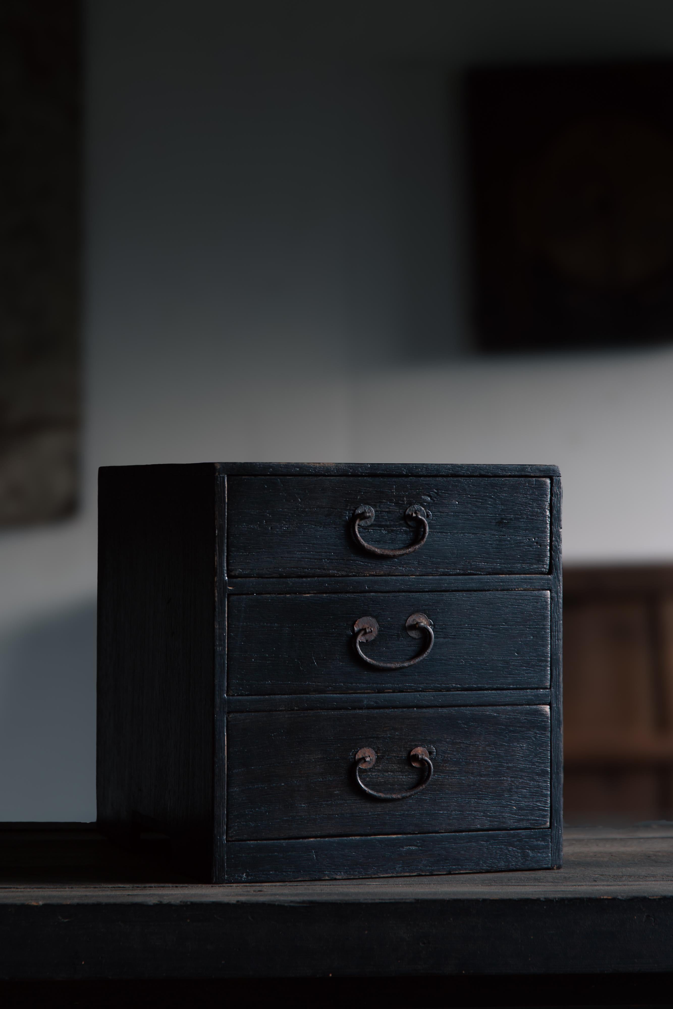 Kleine japanische Vintage urushi-Kommode Kiri Tansu mit Schubladenschrank, wabi sabi mingei (Japanisch) im Angebot