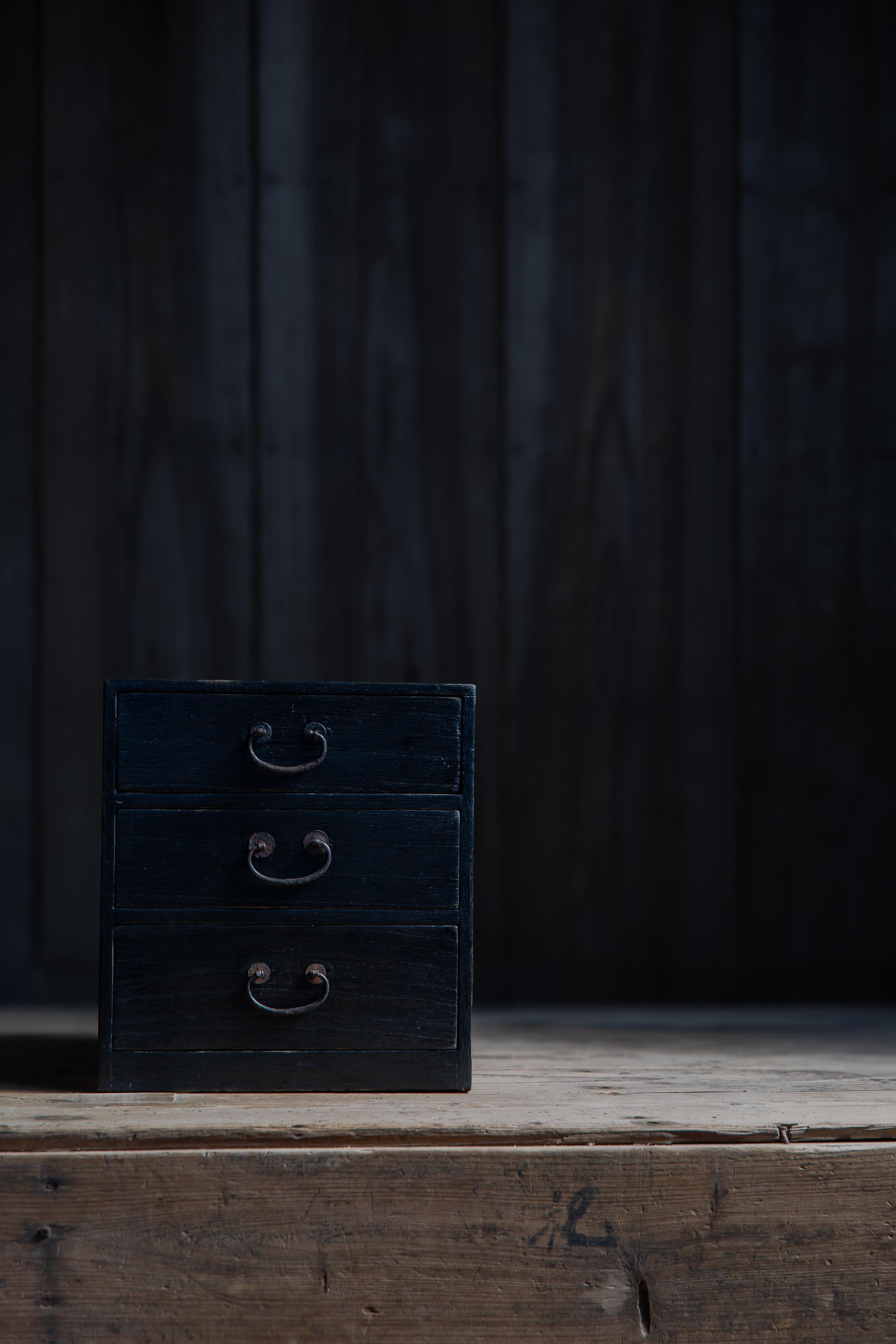 Kleine japanische Vintage urushi-Kommode Kiri Tansu mit Schubladenschrank, wabi sabi mingei (Volkskunst) im Angebot