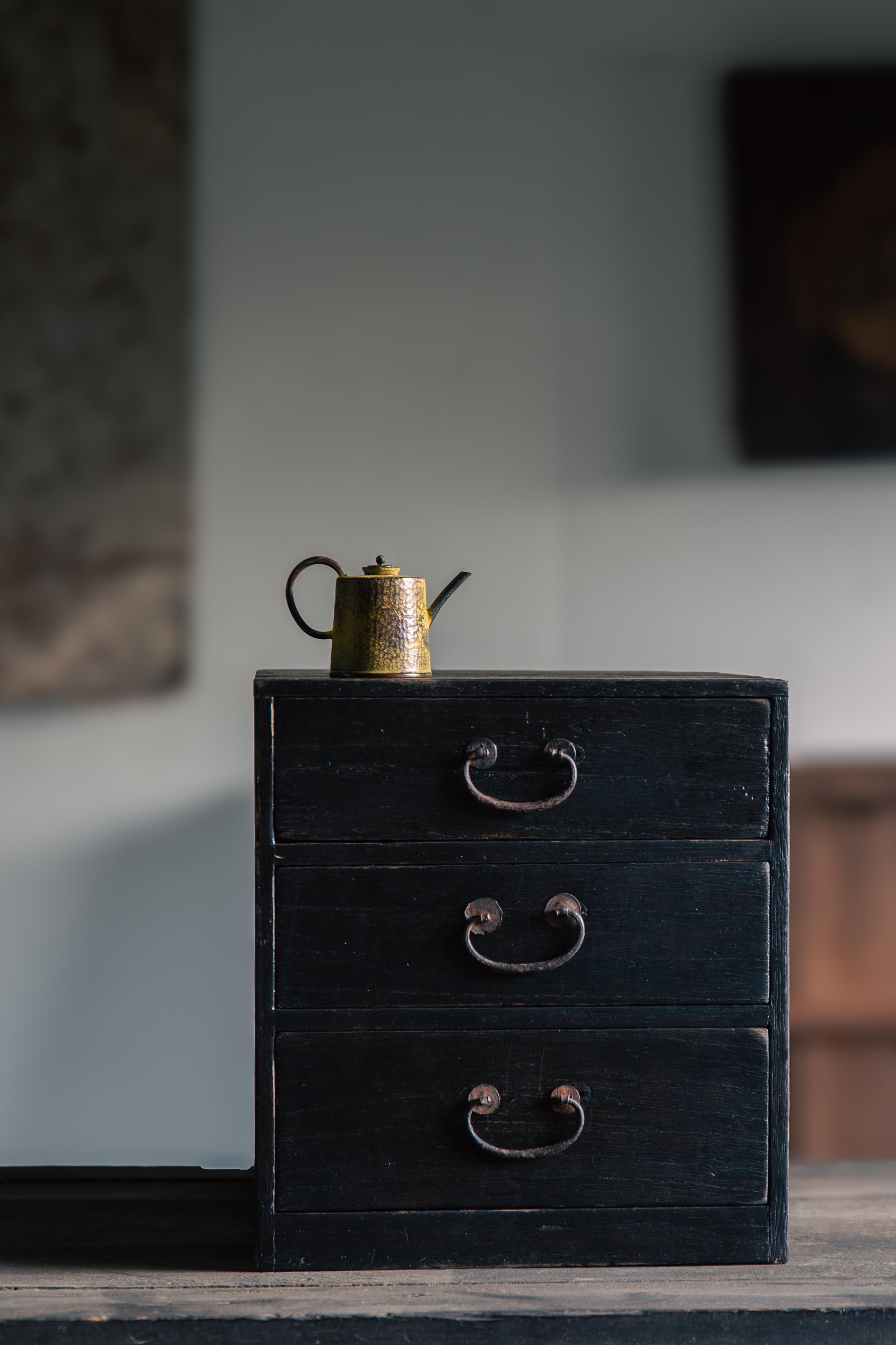Kleine japanische Vintage urushi-Kommode Kiri Tansu mit Schubladenschrank, wabi sabi mingei (Holz) im Angebot